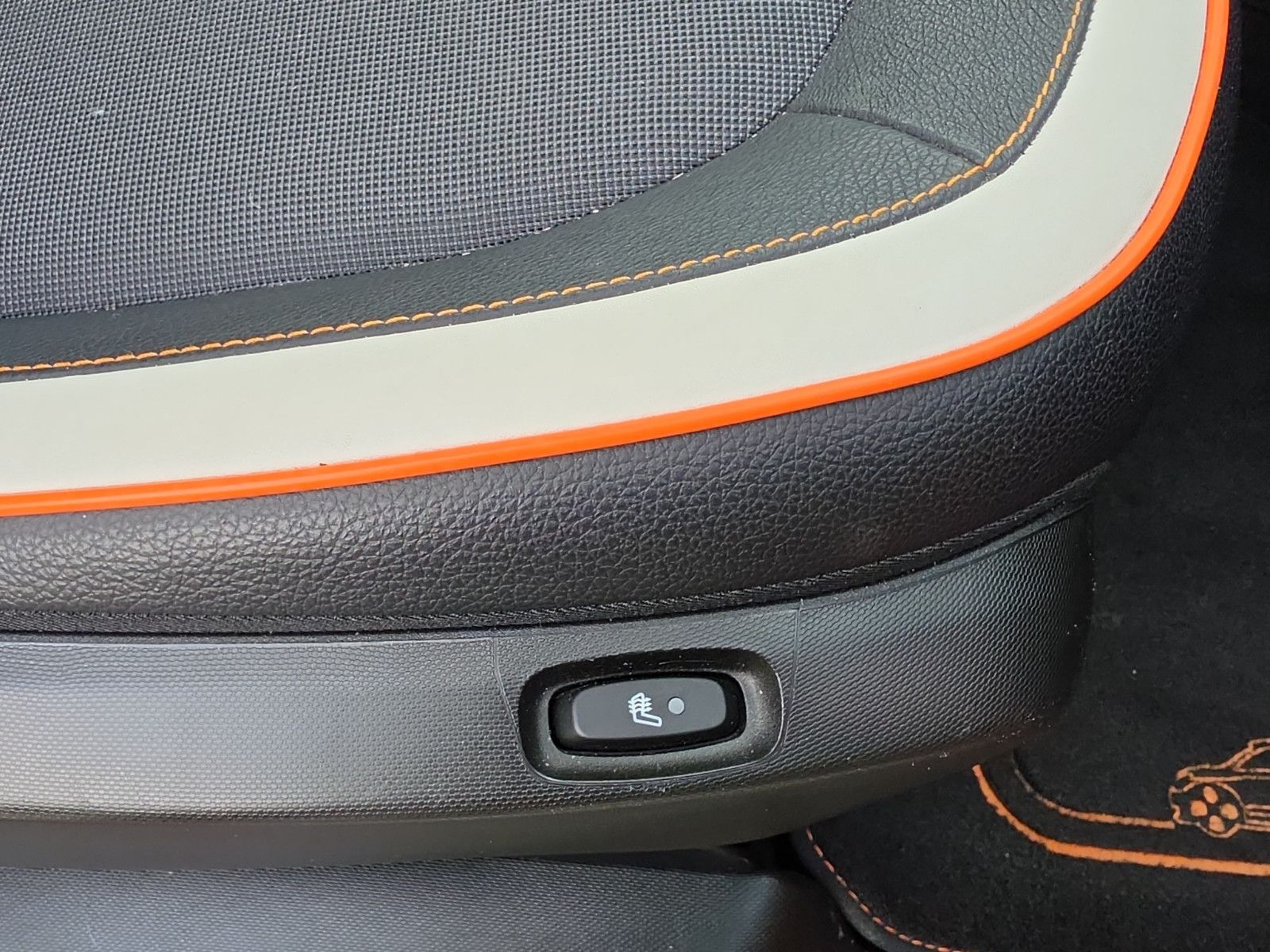 Fahrzeugabbildung Renault Twingo GT Tempomat SHZ PDC TÜV NEU