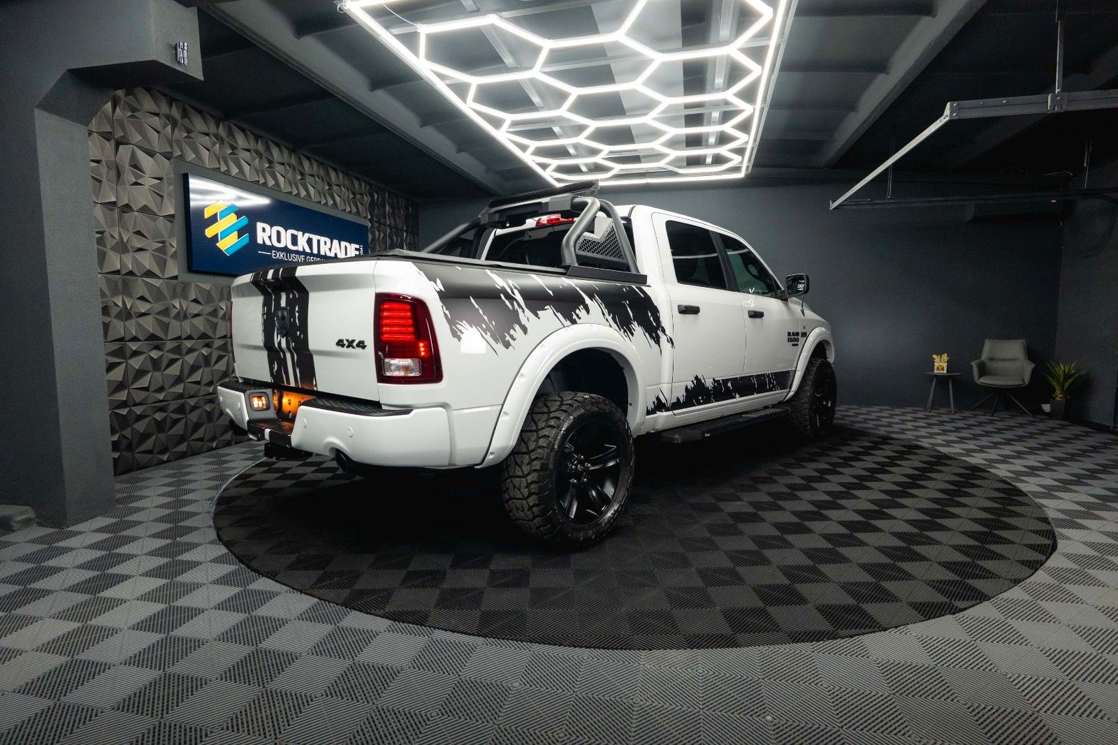 Fahrzeugabbildung Dodge RAM 5.7 V8 HEMI 4x4 OFFROAD Night-Paket *LED*19%