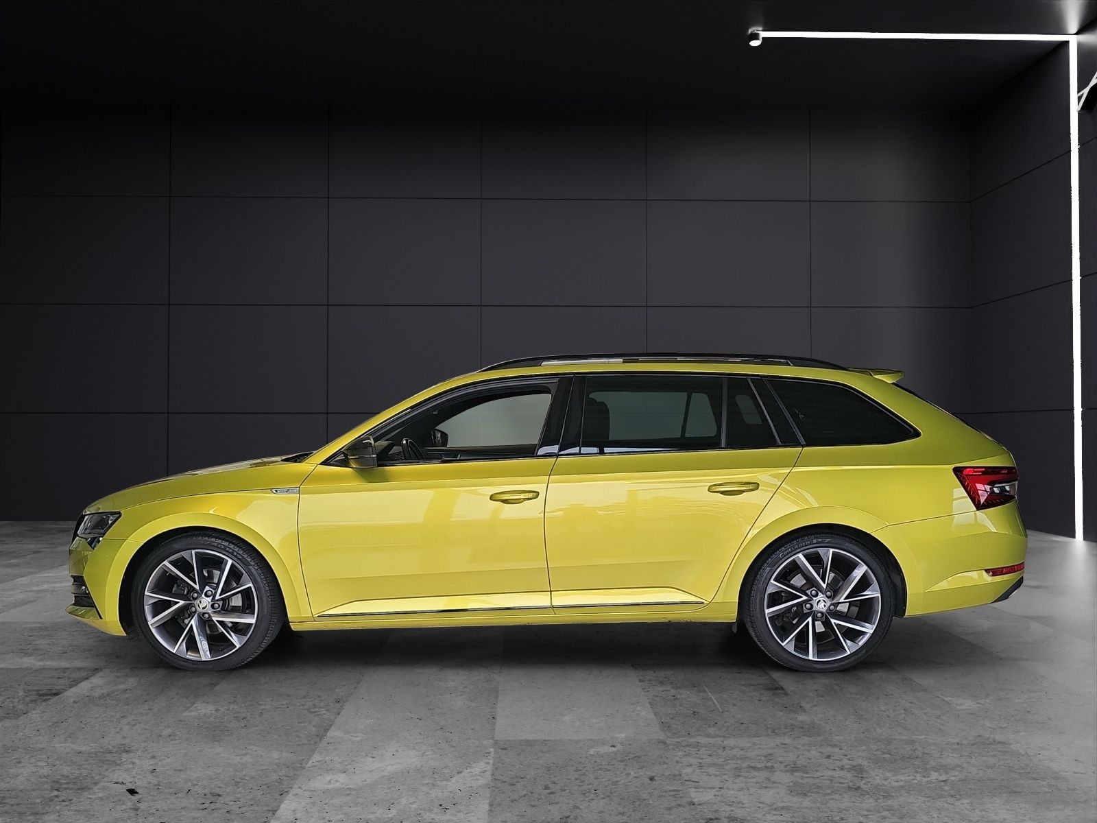 Fahrzeugabbildung SKODA Superb Combi Sportline 2.0 TSI DSG AHZV DCC ACC