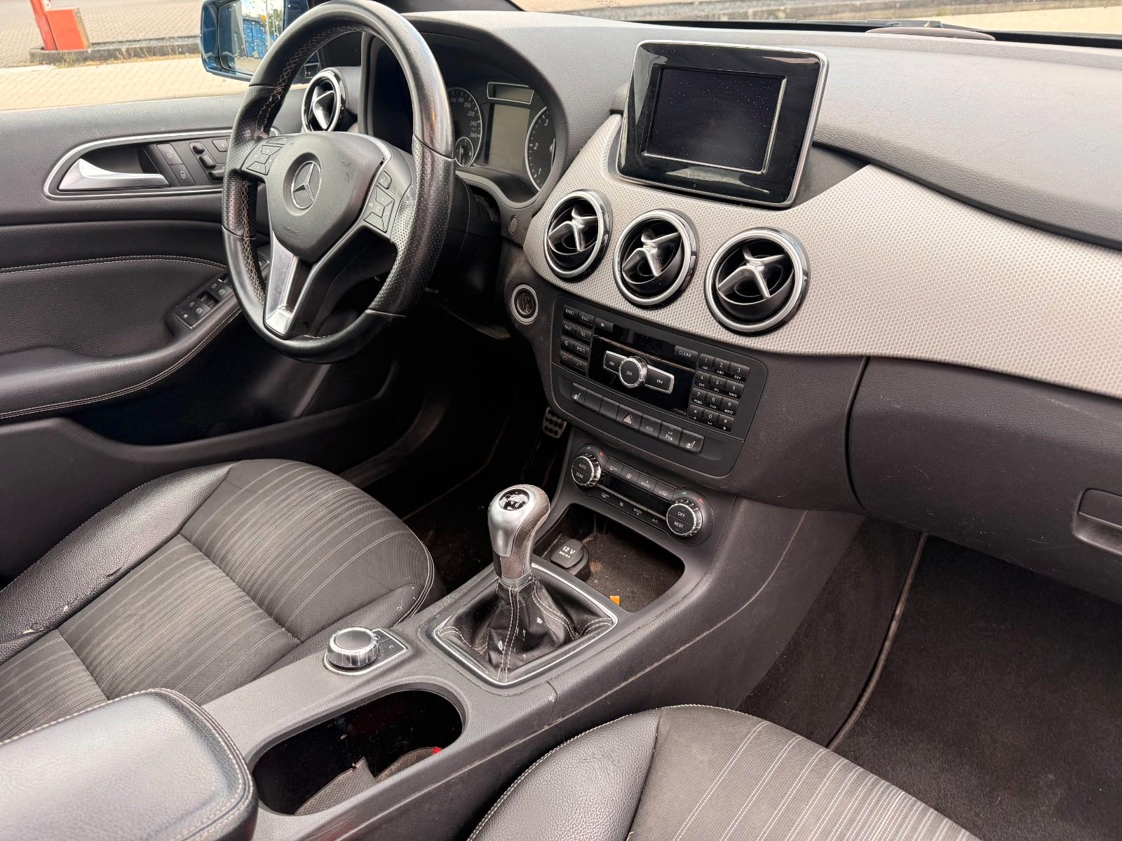 Mercedes-Benz B180 2011 — photo 11