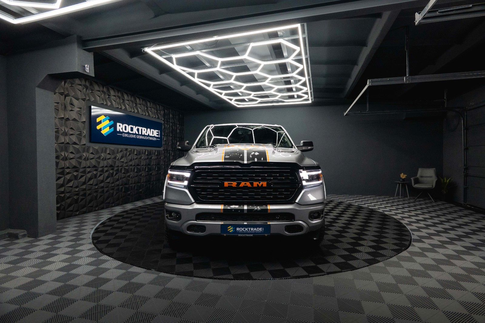 Fahrzeugabbildung Dodge RAM 5.7 V8 HEMI 4x4 OFFROAD Night-Paket *LED*19%