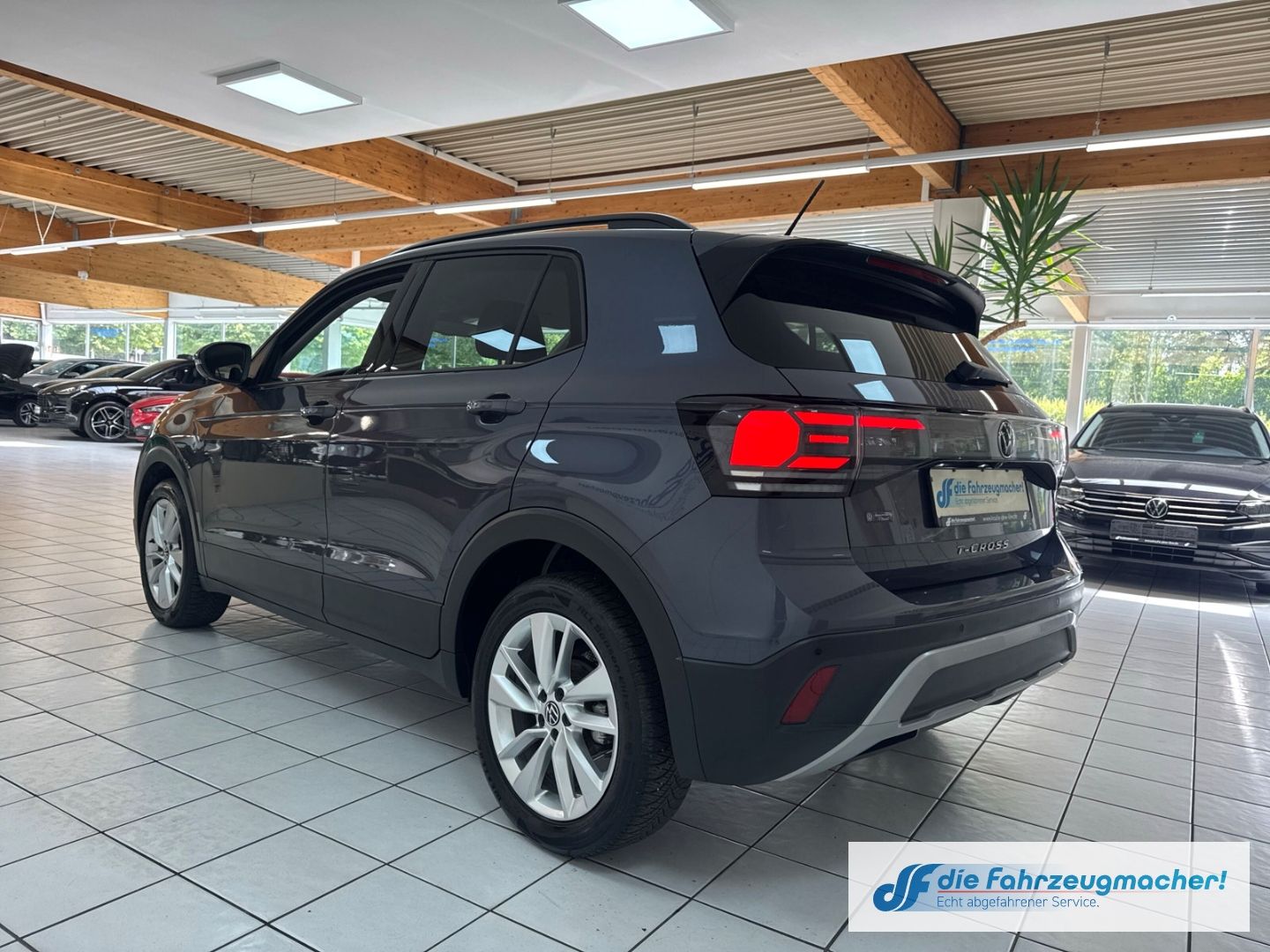 Fahrzeugabbildung Volkswagen T-Cross 1.0 TSI 85 kW Life Digitales Cockpit LED