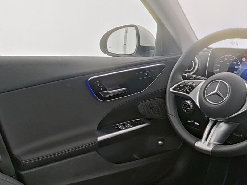 Fahrzeugabbildung Mercedes-Benz C 200 AVANTGARDE*TOTWINKEL*KAMERA*LED*SPURHALTE