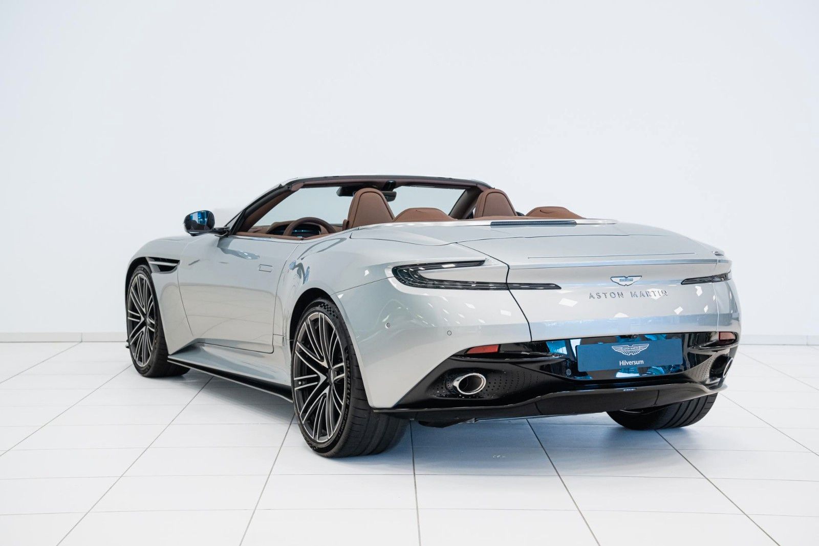 Aston Martin DB12 Volante | Titanium Silver by Q | imagem 3