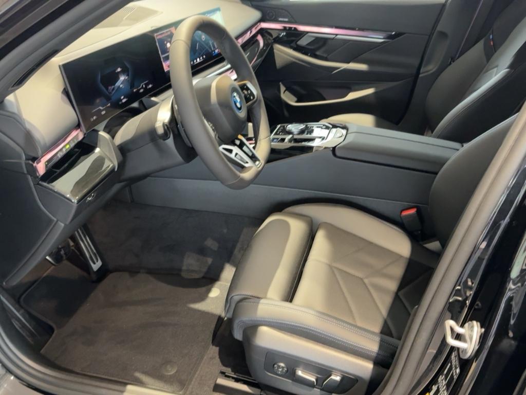 BMW i5 eDrive40 Sportpaket HUD AHK-klappbar AHK Navi