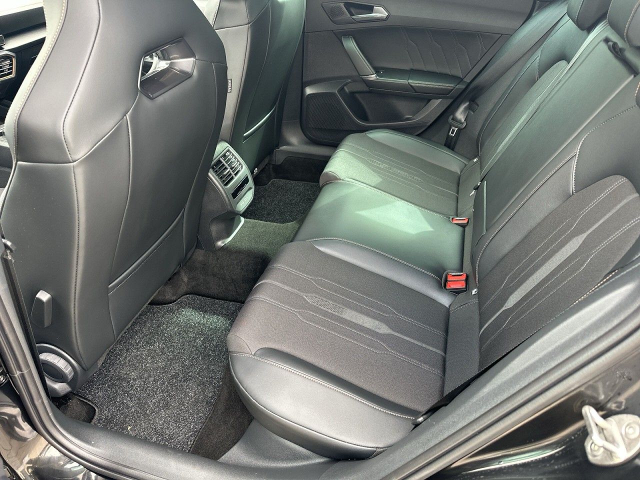Fahrzeugabbildung CUPRA Formentor VZ 2.0 TSI 245 PS 7-Gang-DSG - mit KI generiert/bearbeitet