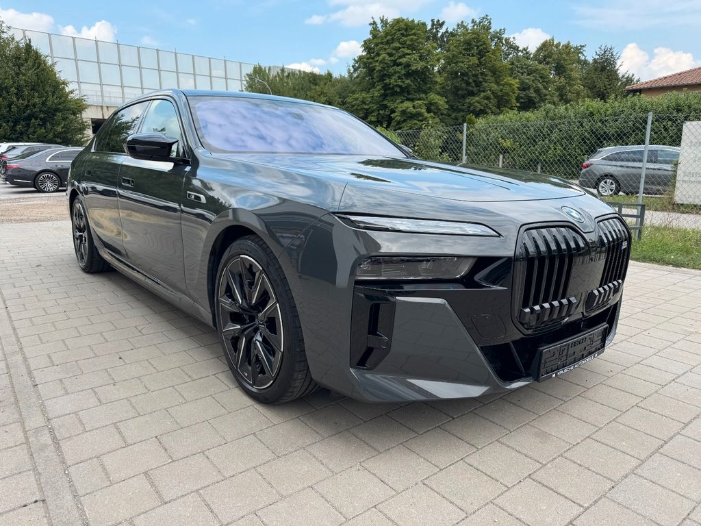 2023 BMW M760