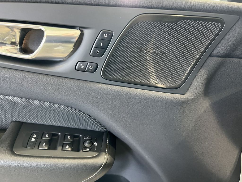 Volvo XC60 T6 R-Design Recharge AWD ACC AHK 360° LED