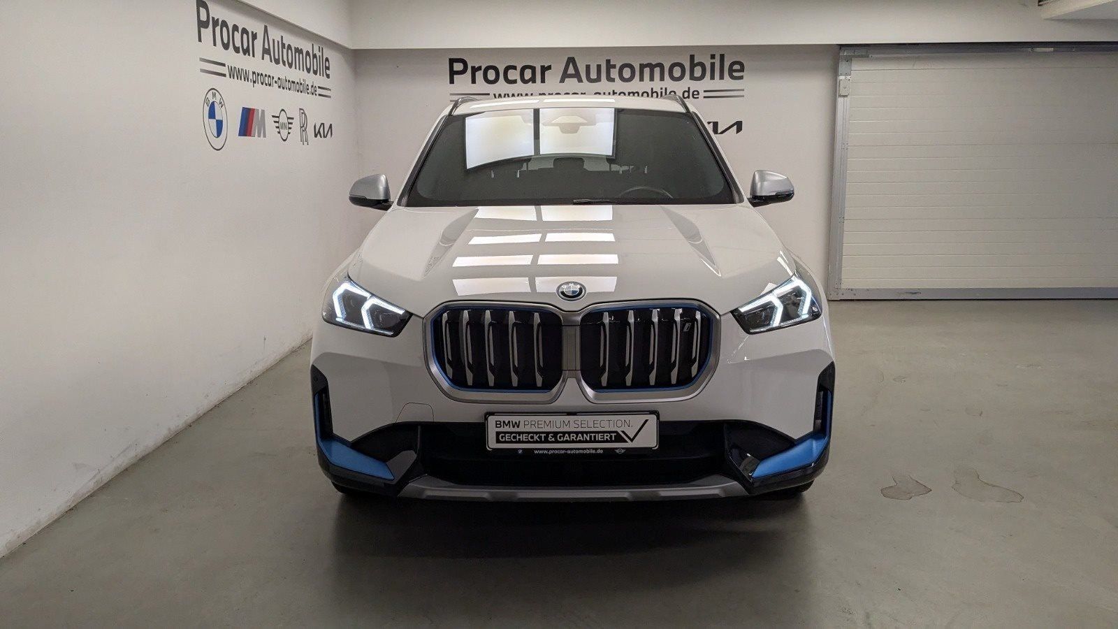 BMW iX1 xDrive30 xLine AHK DA H K 19'' Memory AdapL foto 3