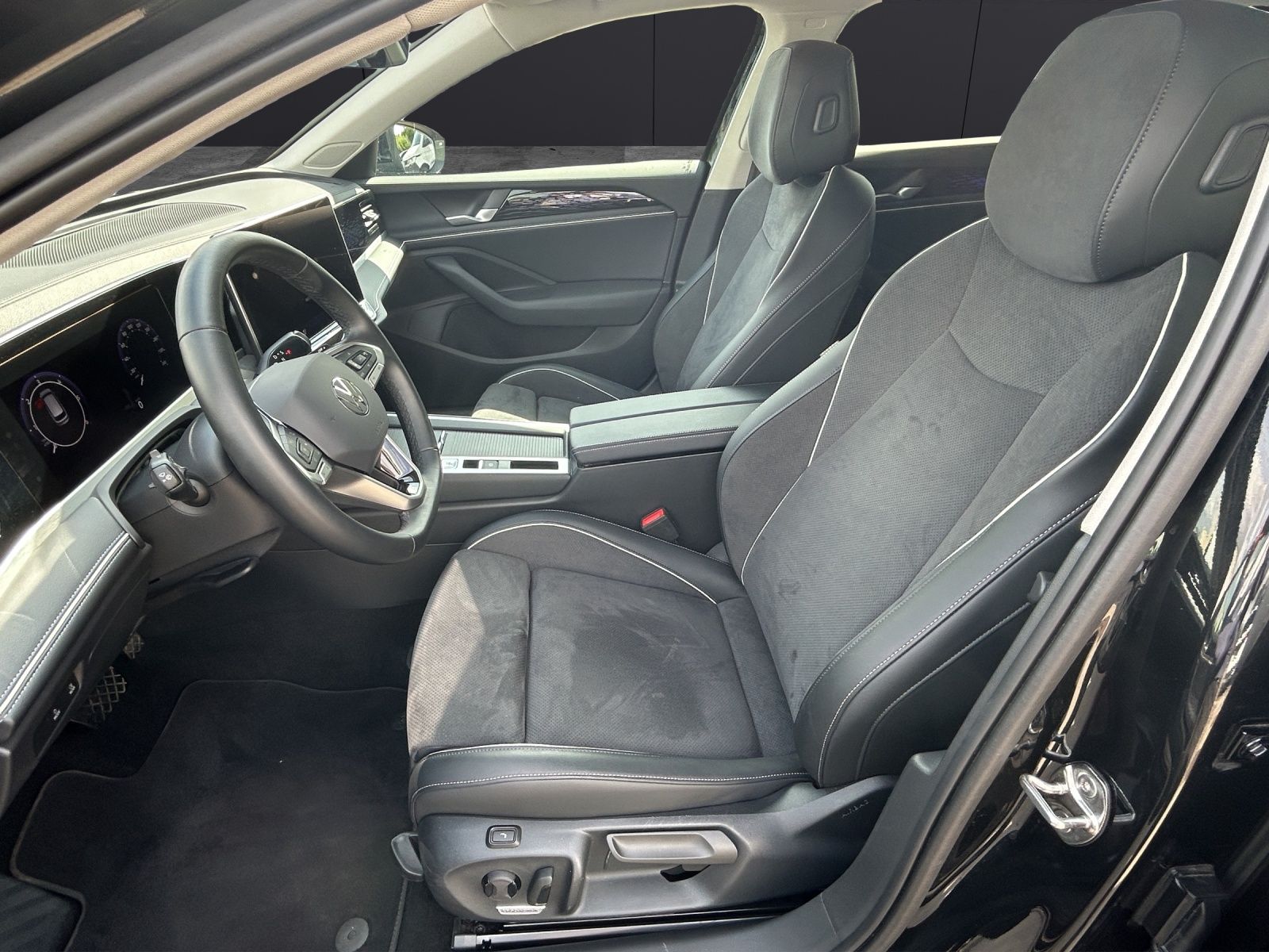 Fahrzeugabbildung Volkswagen Passat Variant Business TDI DSG LED ACC AHK SHZ