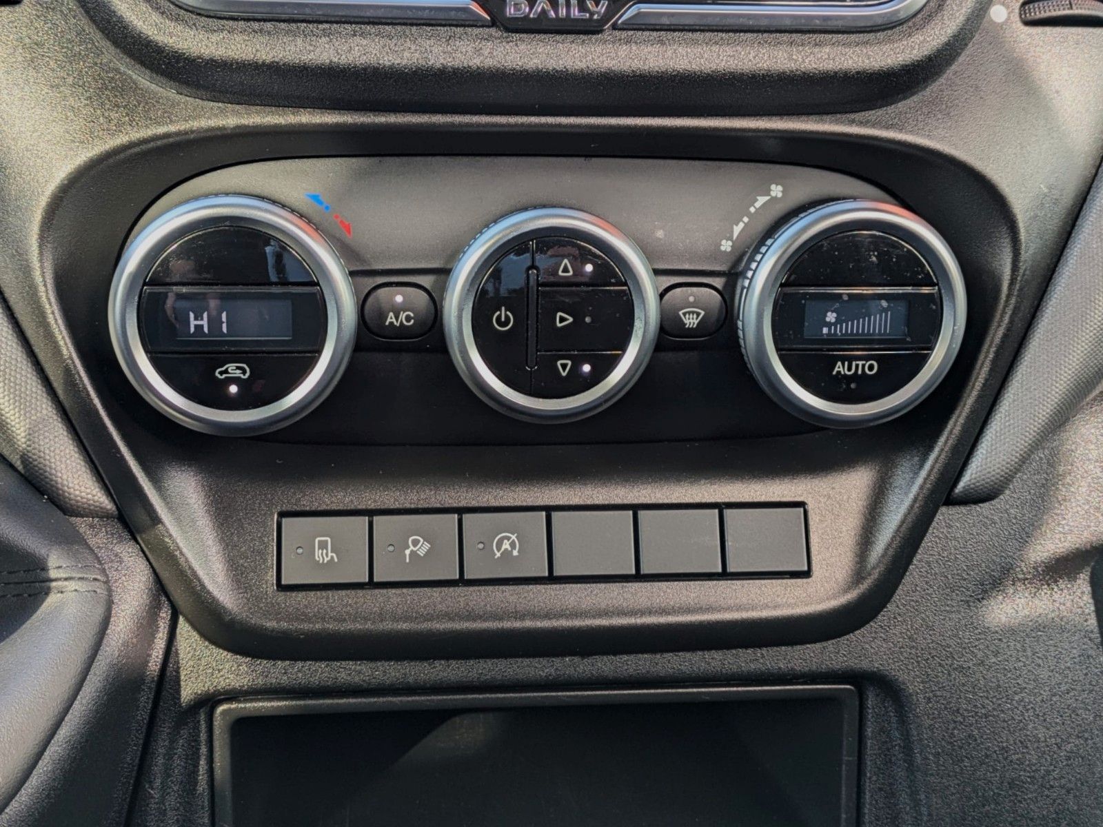 Fahrzeugabbildung Iveco Daily DOKA KASTEN 6 SITZE KLIMA NAVI STANDH. CAM