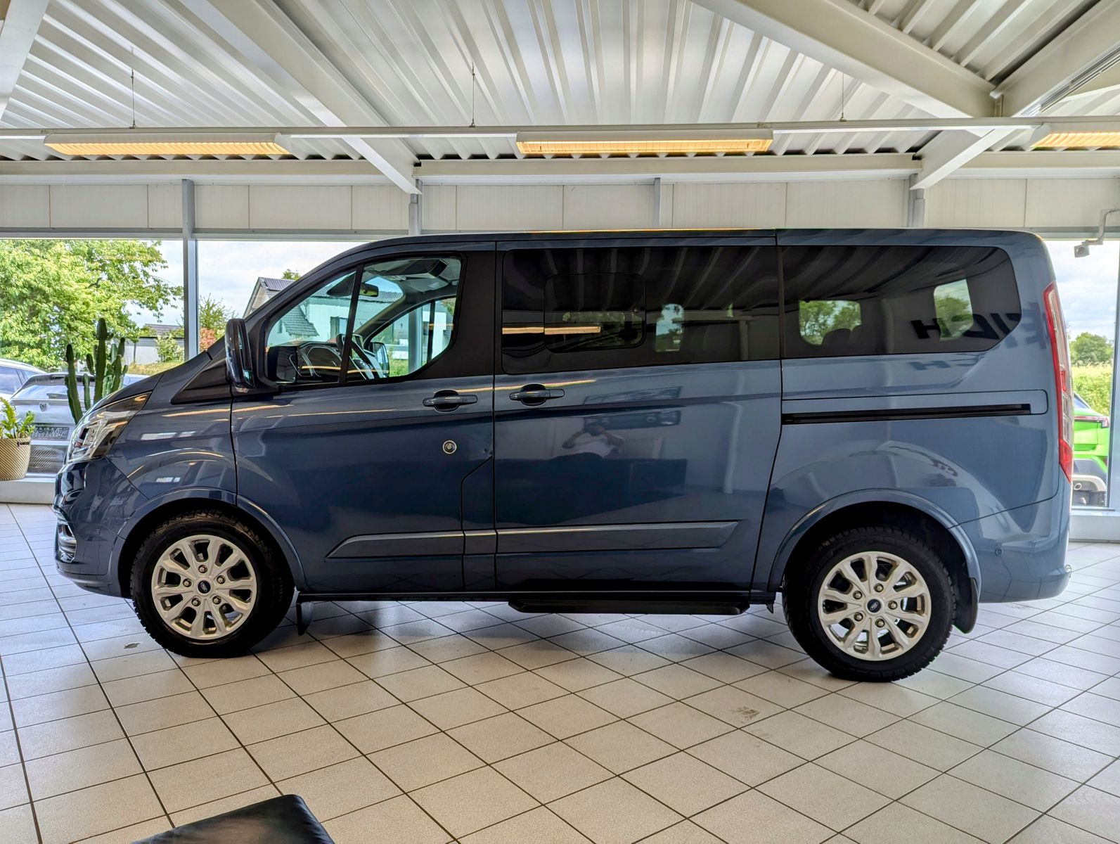 FORD Tourneo Custom 320 L1 Aut. Titanium-X 9-Sitz Xen - Image 4