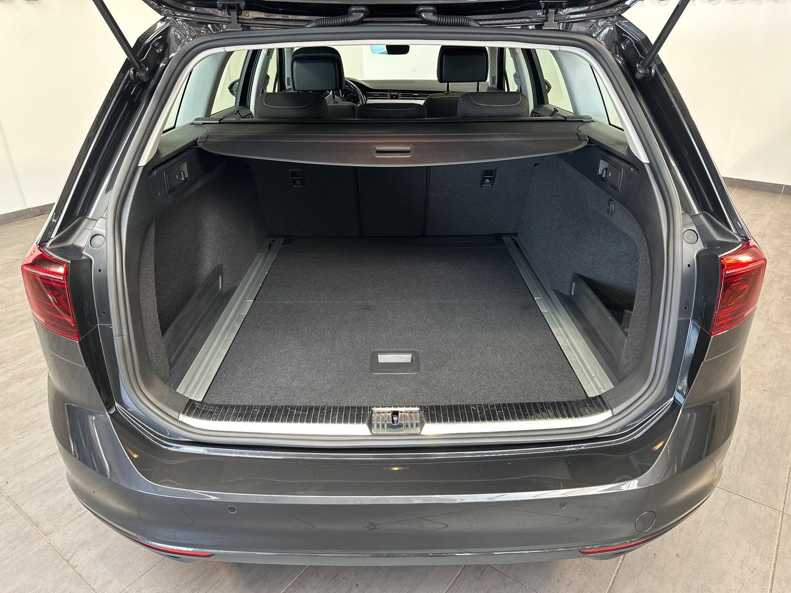 Fahrzeugabbildung Volkswagen Passat Variant 2.0 TDI DSG Business NAV+IQ-LIGHT