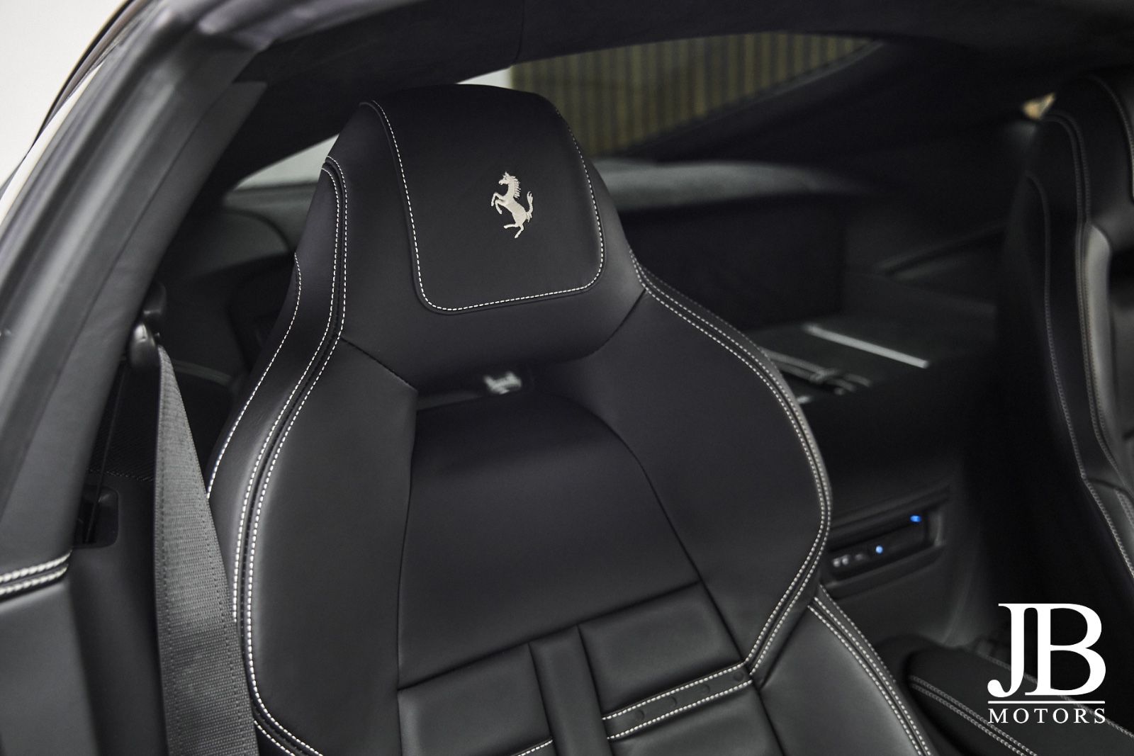 Fahrzeugabbildung Ferrari F12 Carbon Lift LED JBL Kamera Electric Seats