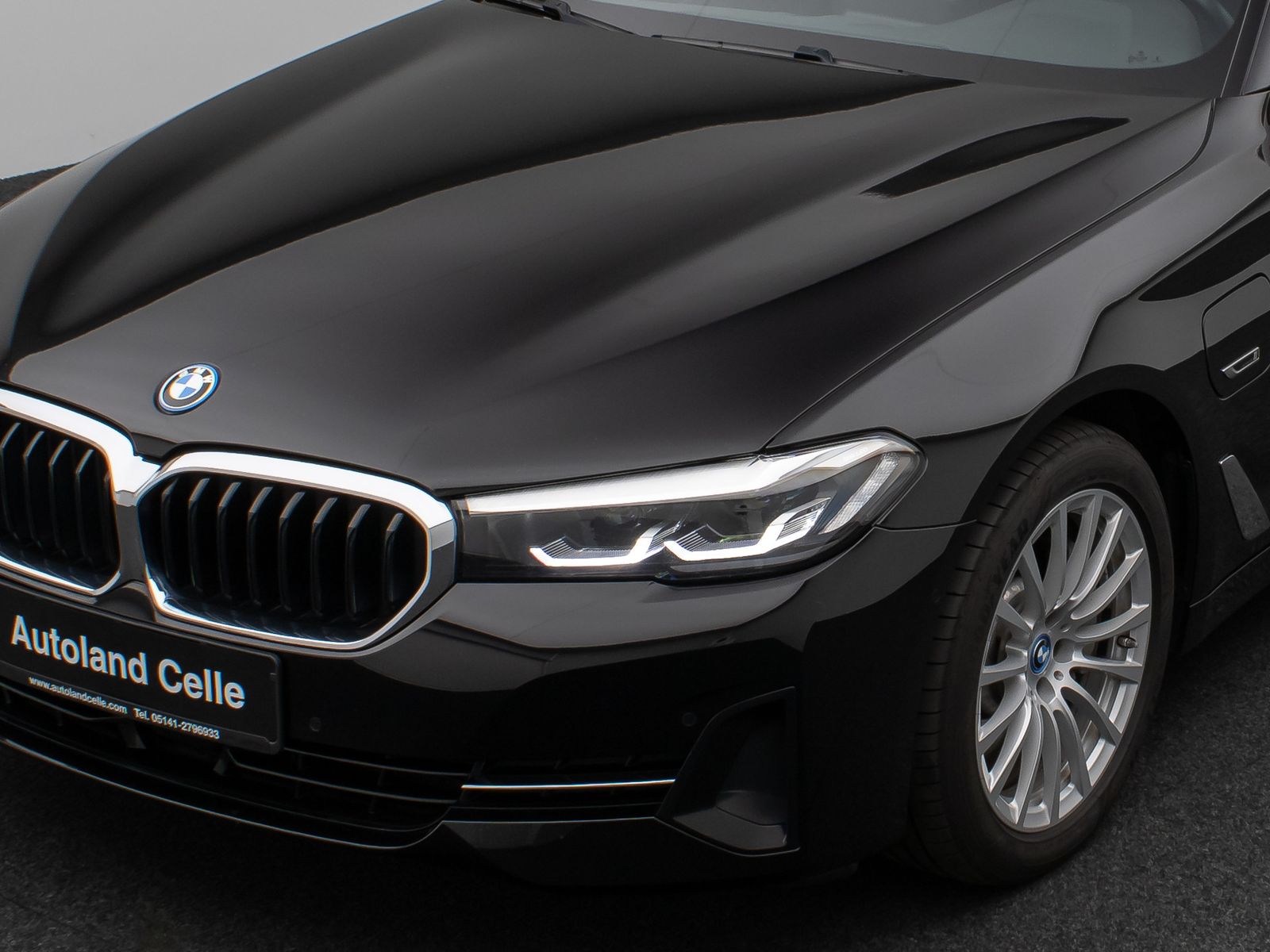 Fahrzeugabbildung BMW 530e Kamera DAB CockPitPro Stop&Go Alarm LED