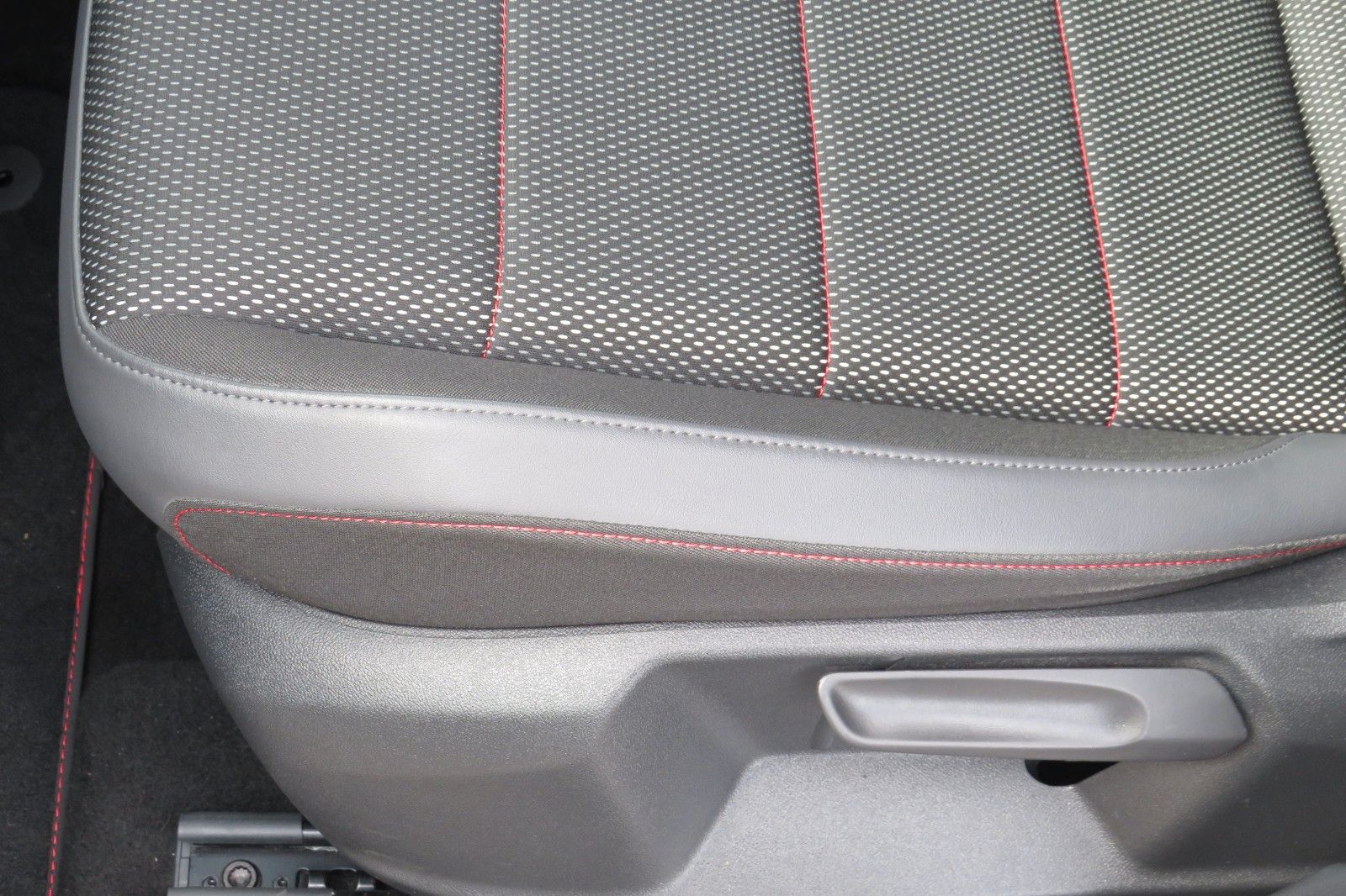 Fahrzeugabbildung Volkswagen T-Roc SPORT/R-LINE ACC KAMERA SITZH. 18`NAVI 1H