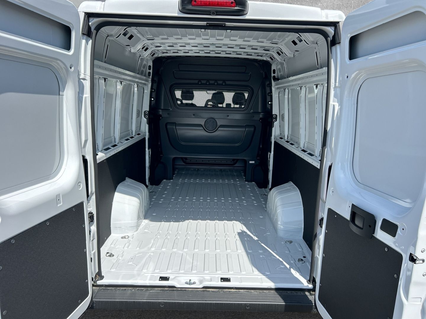 Fahrzeugabbildung Peugeot Boxer Kasten Hochraum 435 TwinCab L4H2 BlueHDi 1