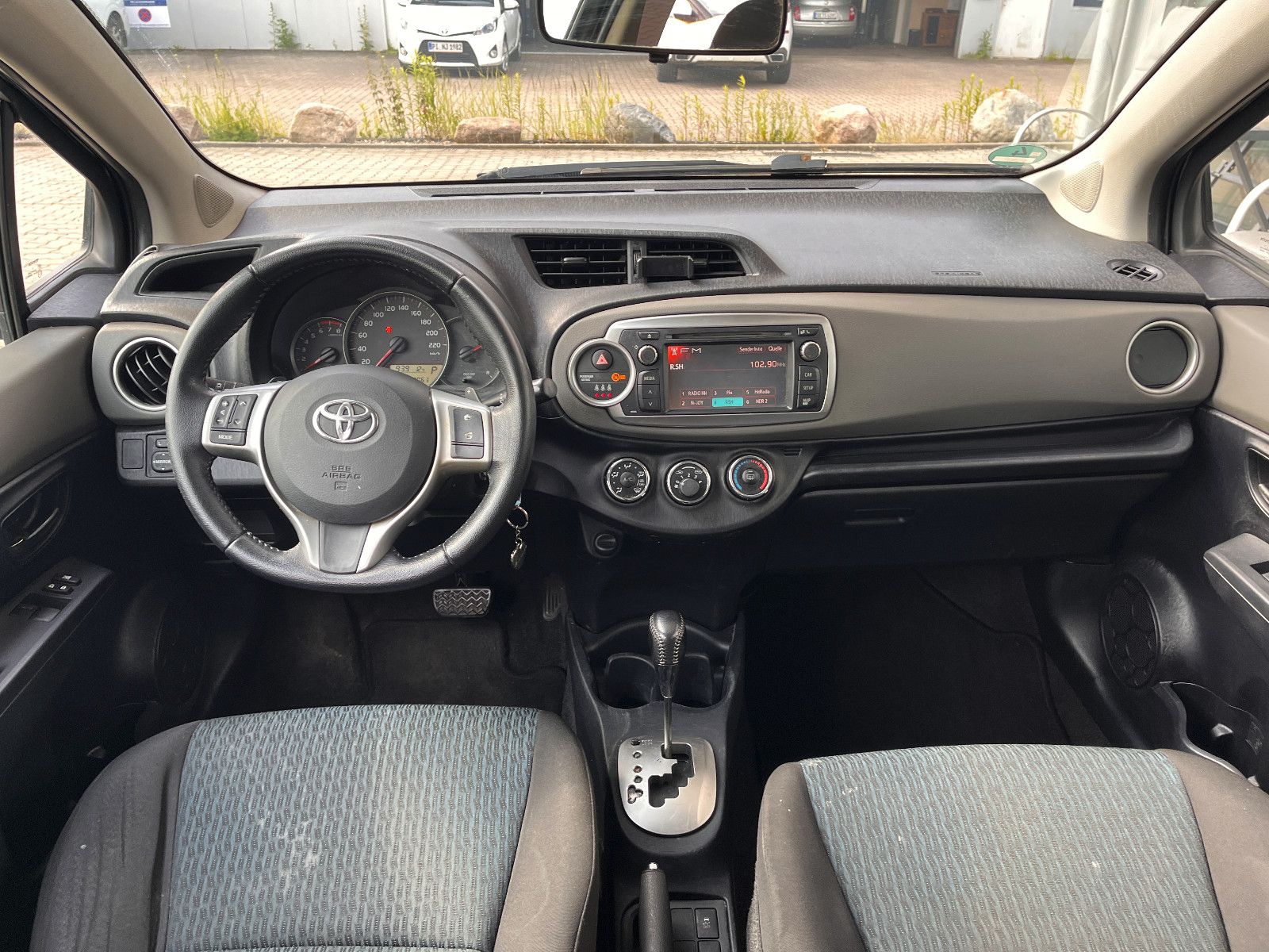 Fahrzeugabbildung Toyota Yaris Life Automatik / Frontschaden