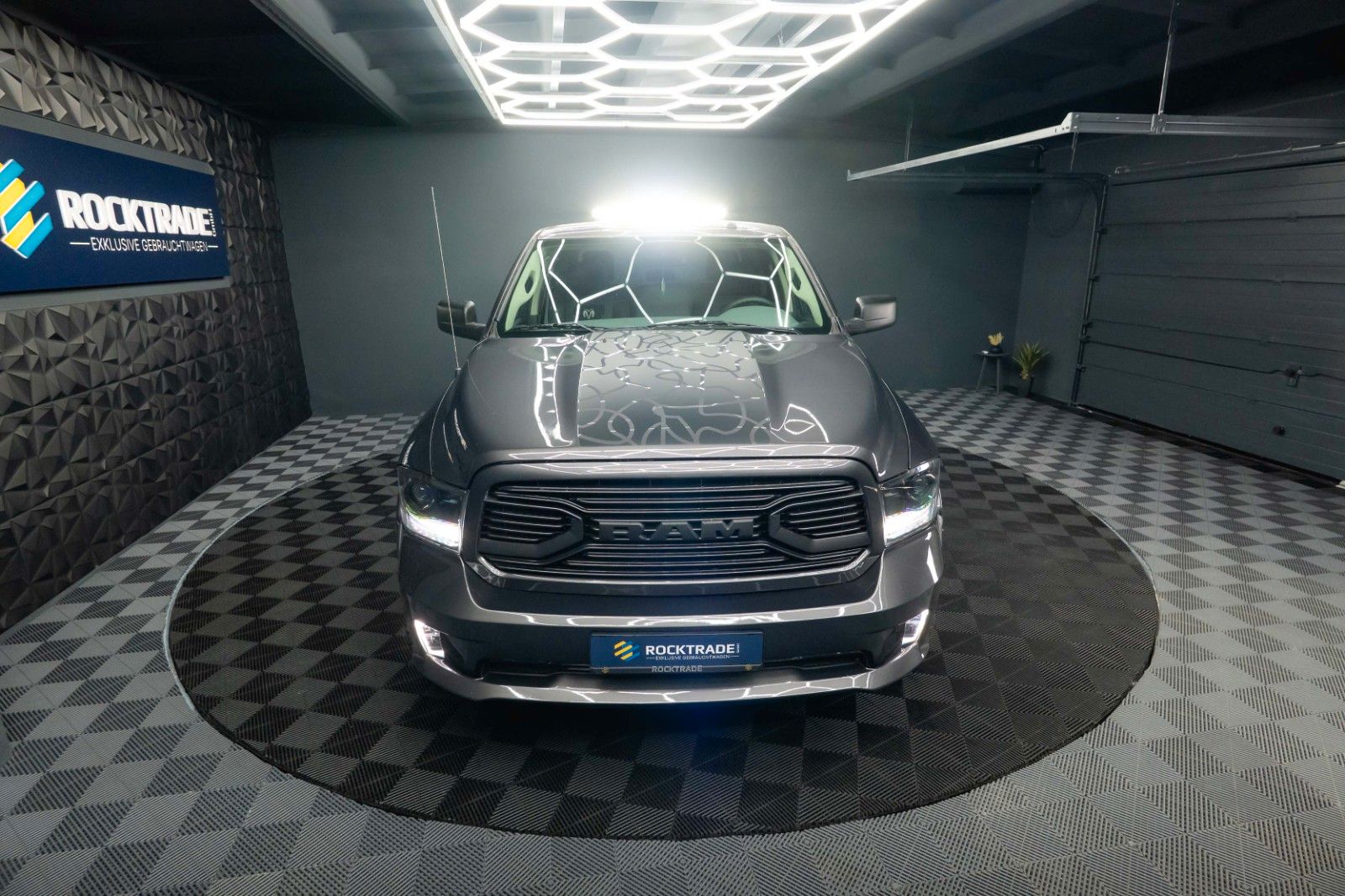 Fahrzeugabbildung Dodge RAM 5.7 V8 HEMI 4x4 OFFROAD Night-Paket *LED*19%