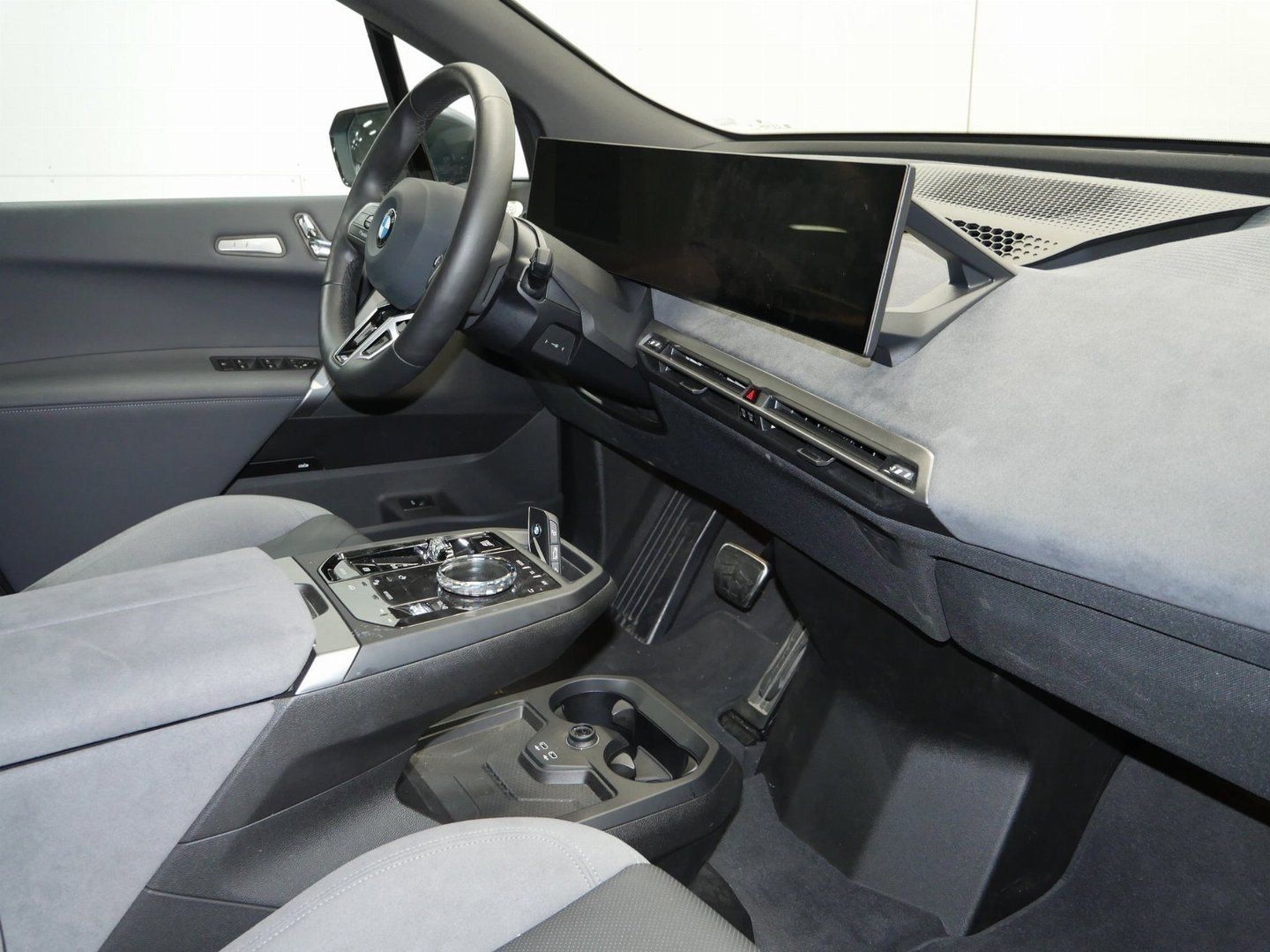 Fahrzeugeinzelansicht 9 Fahrzeugabbildung BMW iX xDrive60 M Sportpaket B&W Surround DAB LED Ak