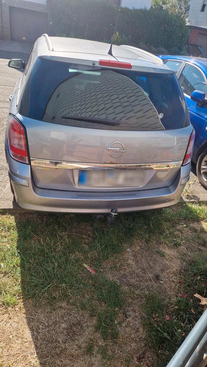 Opel Astra 2007 — rear view