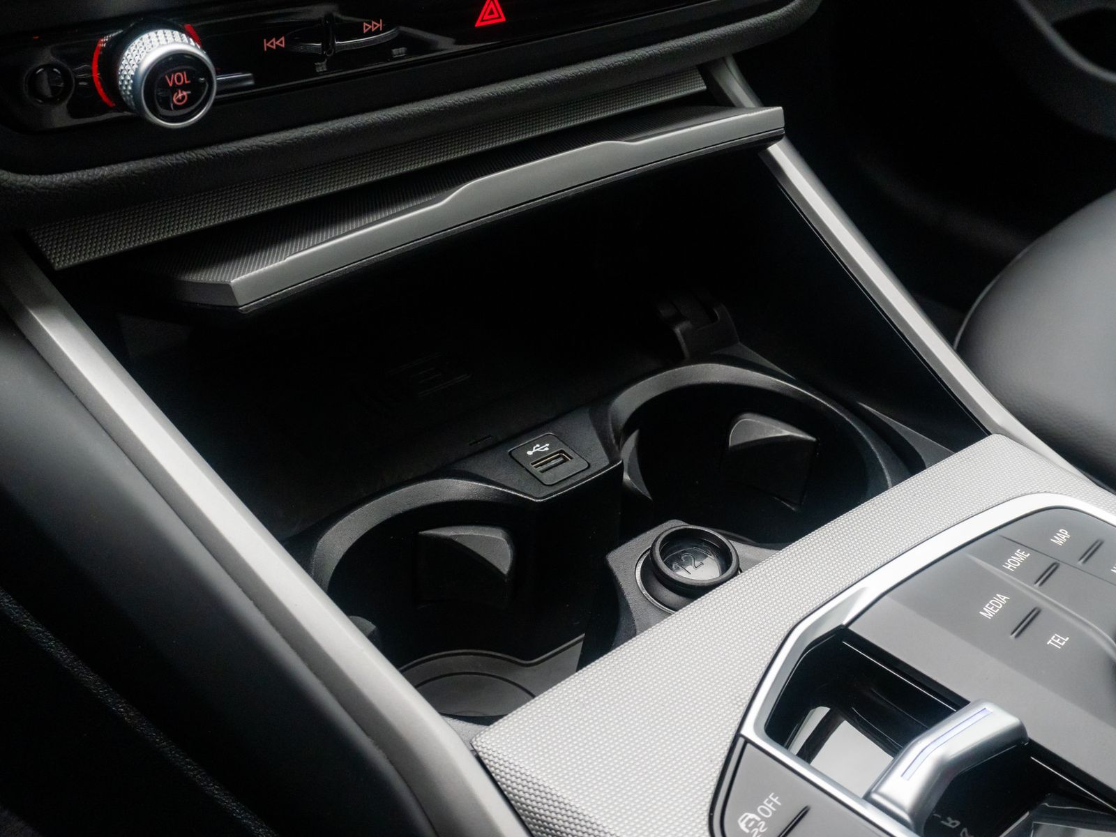 Fahrzeugabbildung BMW 330e DAB Widscreen Geschwindigkeitsreg Sport PDC