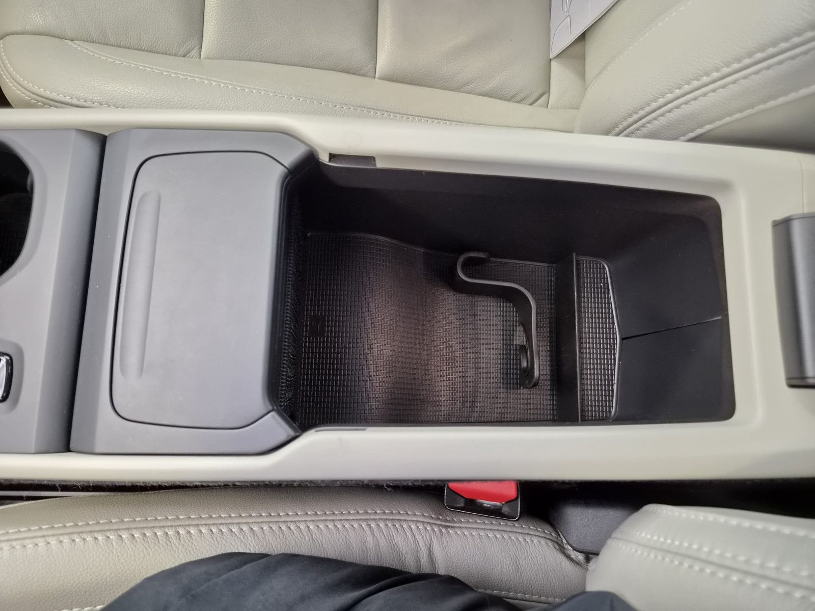 Fahrzeugabbildung Volvo XC 40Momentum AWD / H&K Sound / 1. Hand / S-HEFT