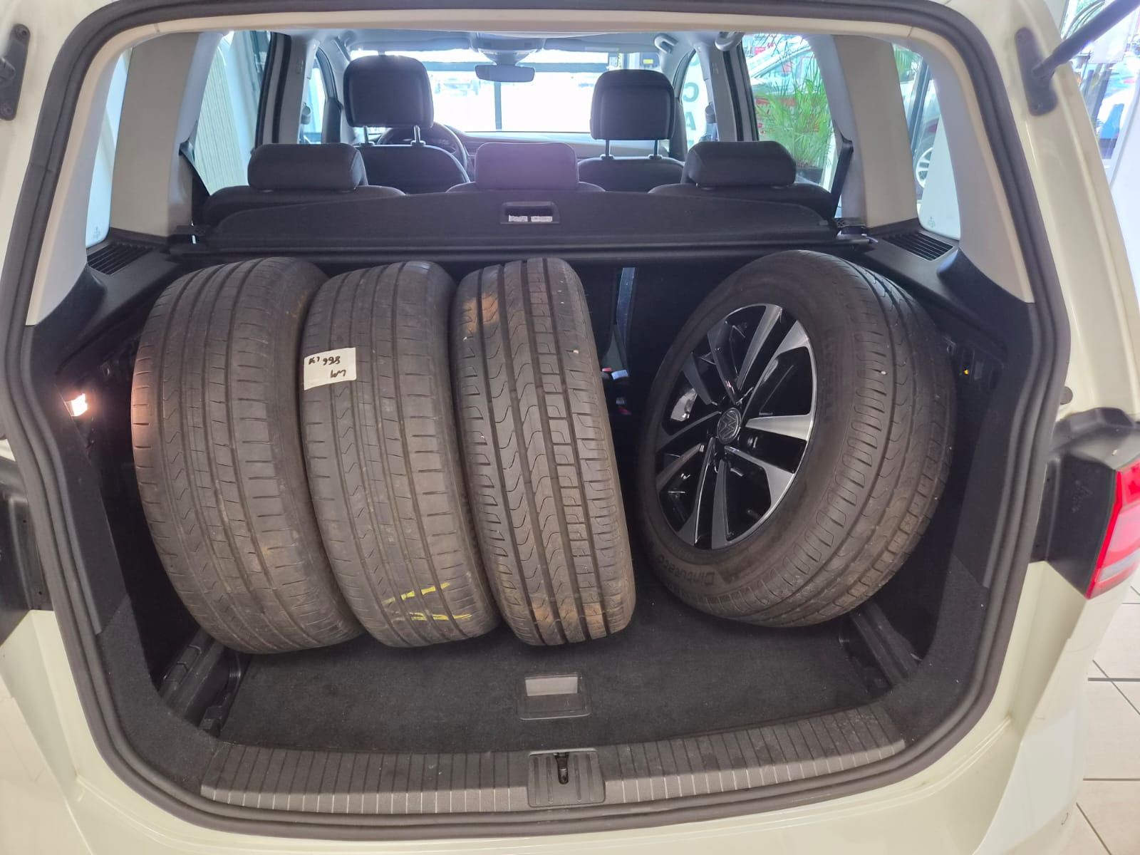 Fahrzeugabbildung Volkswagen Touran IQ.DRIVE / 1. HAND / MWST