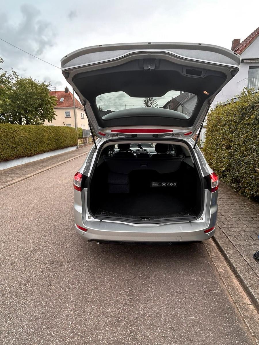 Ford Mondeo 2012 — rear view