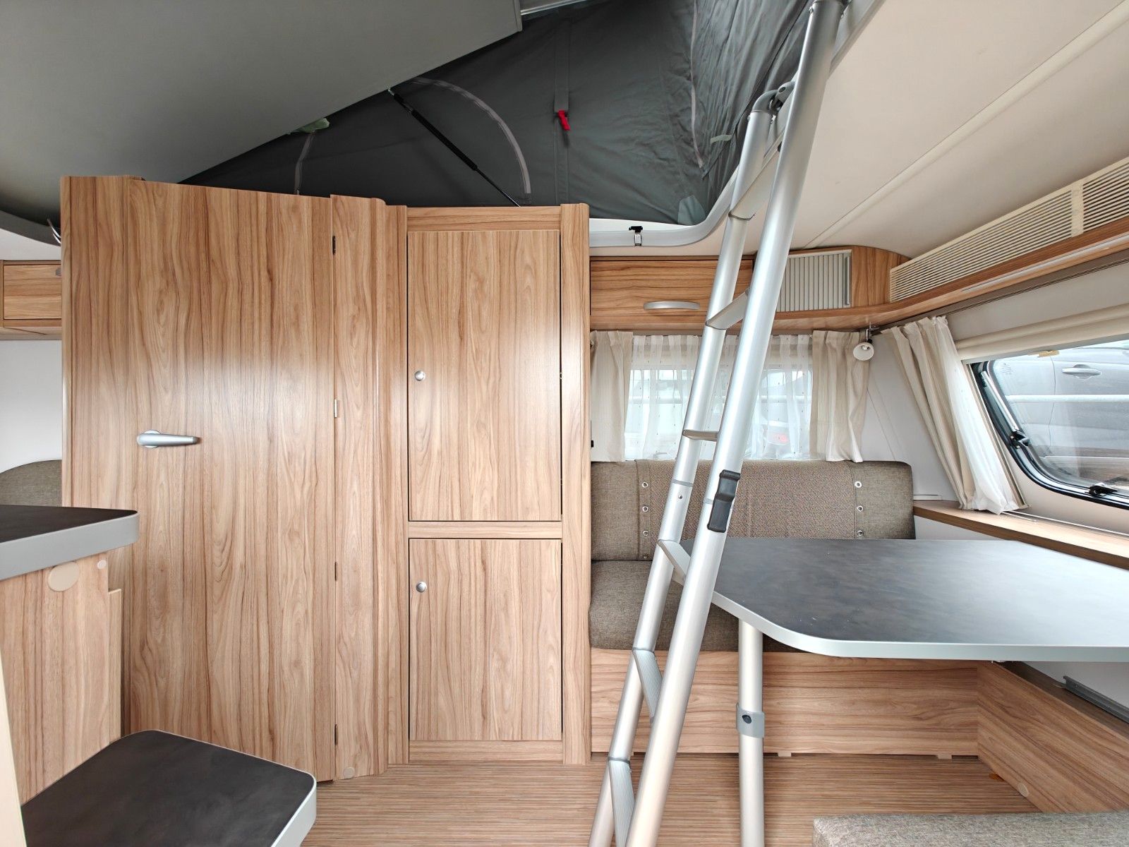 Fahrzeugabbildung HYMER / ERIBA / HYMERCAR Feeling 425 Schlafdach - JETZT 6.464€ SPAREN !!!