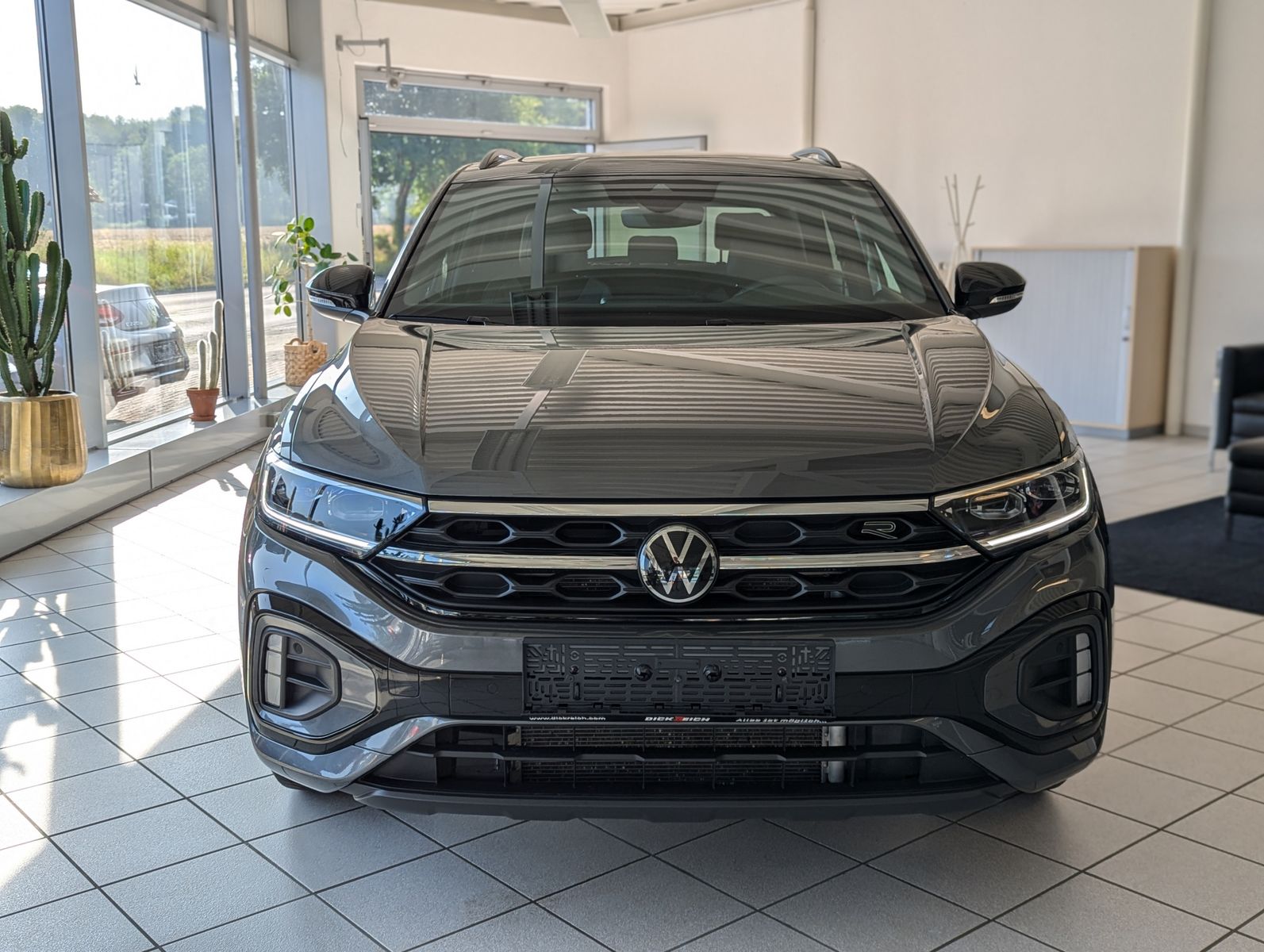 Fahrzeugabbildung Volkswagen T-Roc R-Line 4M Black Pano Cam IQ.DRIVE-ACC 18"