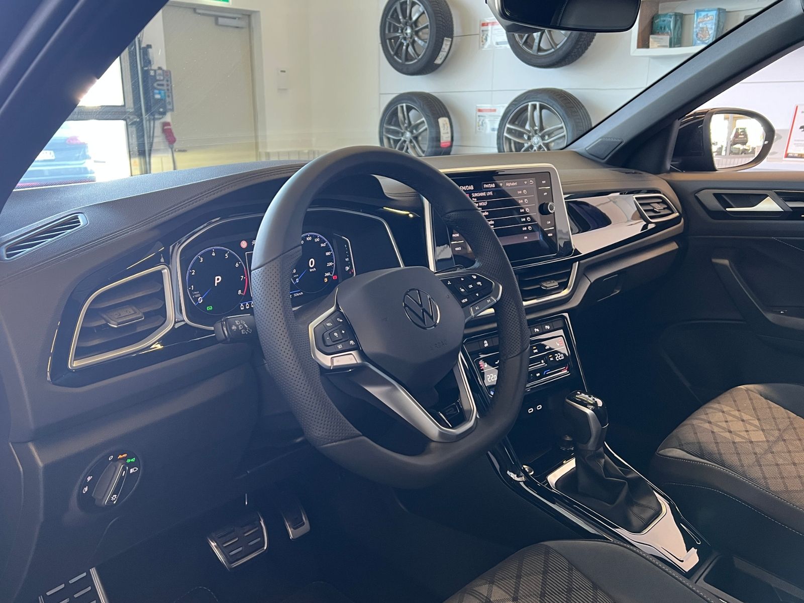 Fahrzeugabbildung Volkswagen T-Roc R-Line 1.5 TSI DSG *LED, Easy Open, 18"-LM