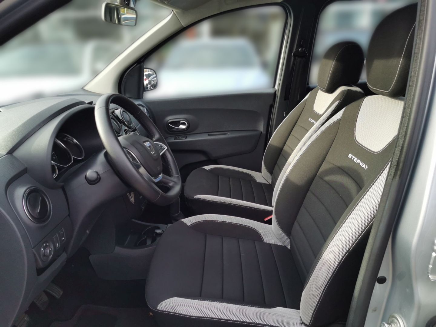 Fahrzeugabbildung Dacia Lodgy Stepway 1.6 SCe100 Navi SHZ Kamera 7-Sitze