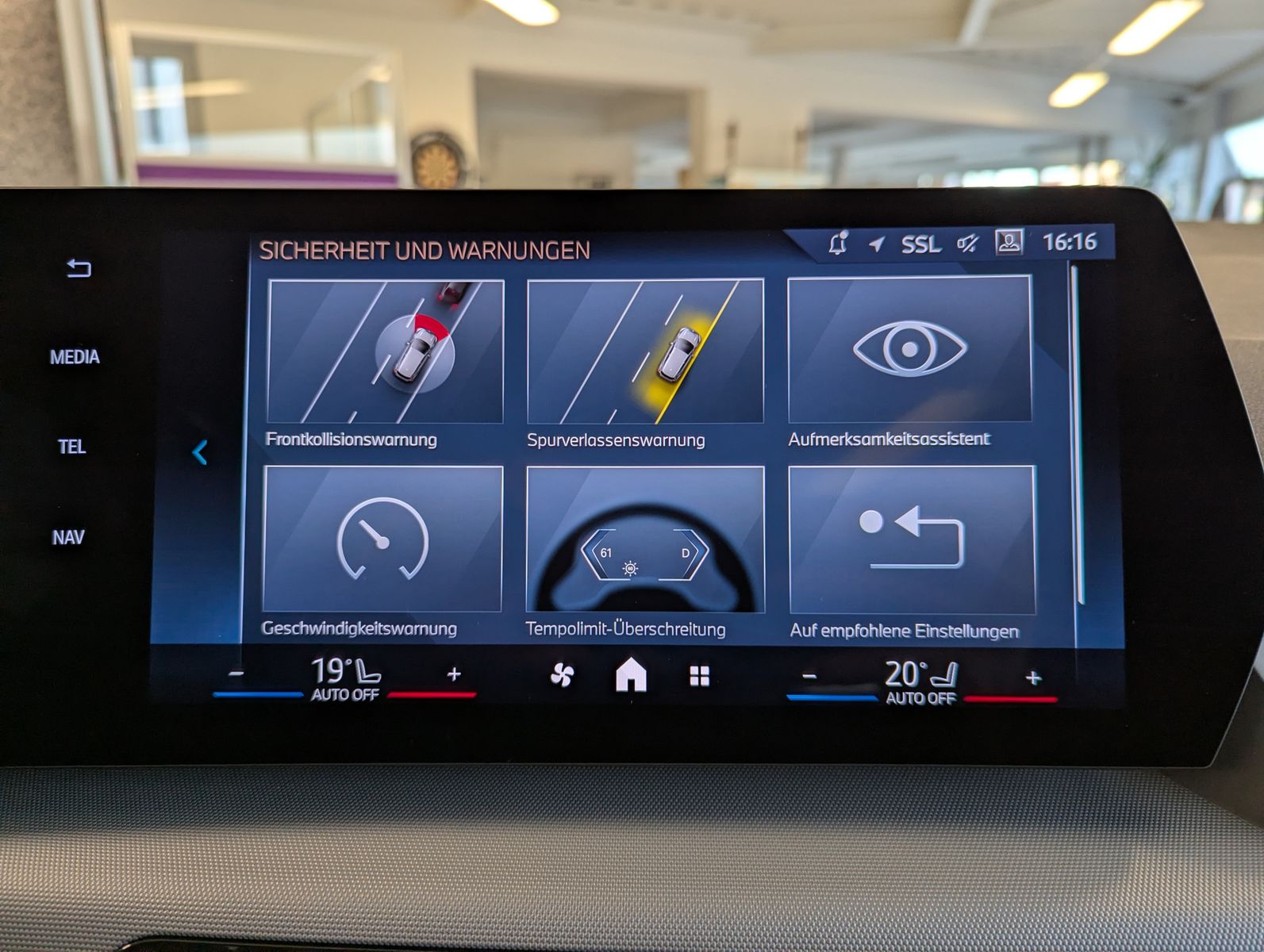 Fahrzeugabbildung BMW 220 Active Tourer i Travel-Paket Panorama AHK