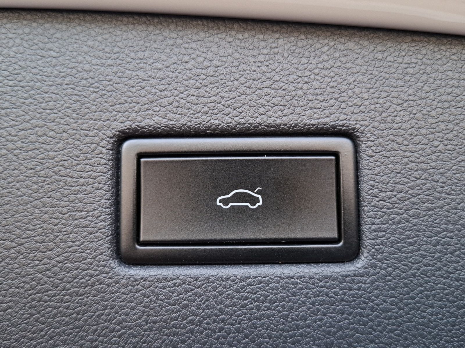 Fahrzeugabbildung Volkswagen Tiguan TSI R-Line DSG 4M LED AHK Navi Pano HUD A