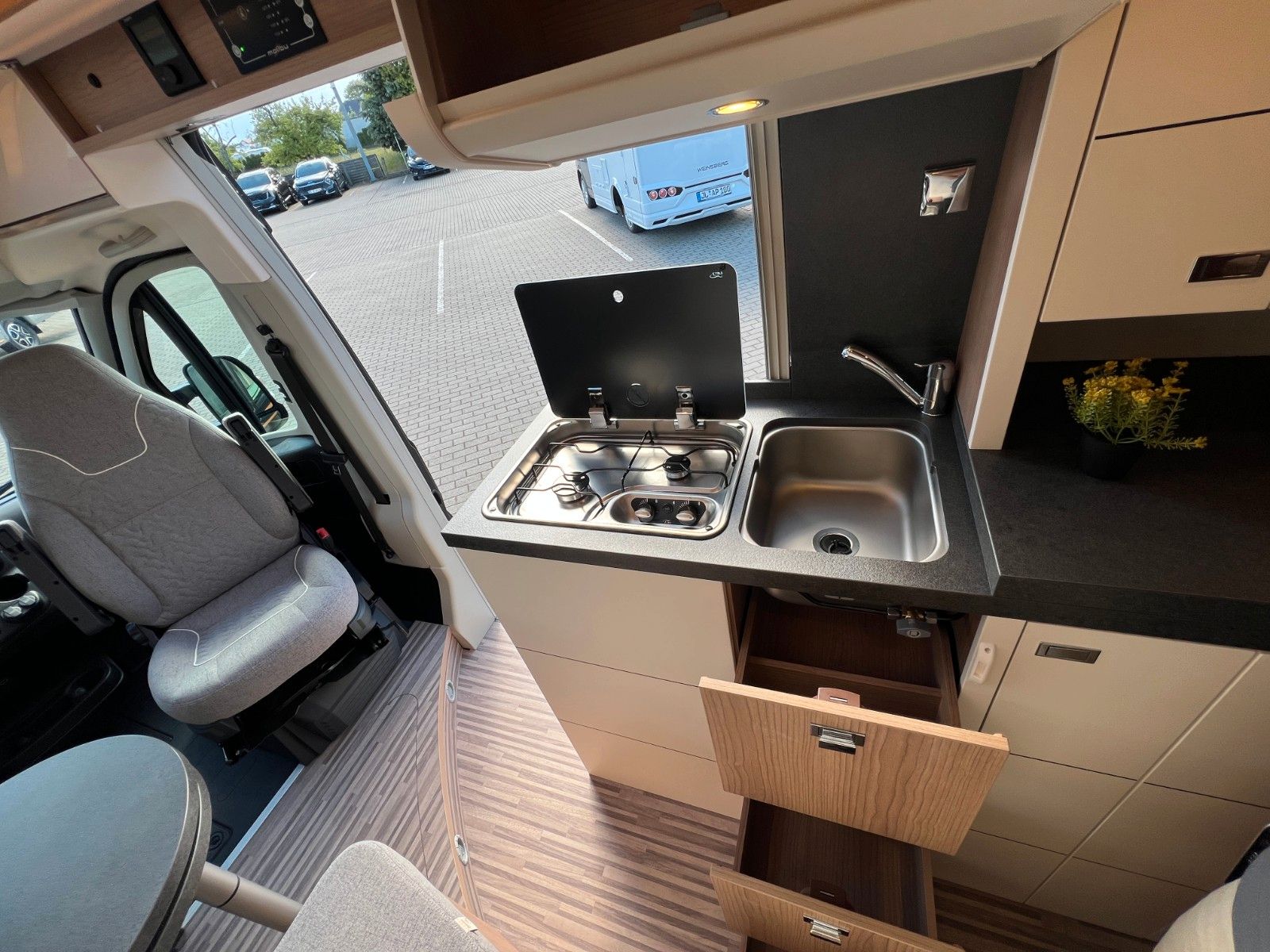 Fahrzeugabbildung Malibu Van first class - two rooms GT skyview 640 LE RB