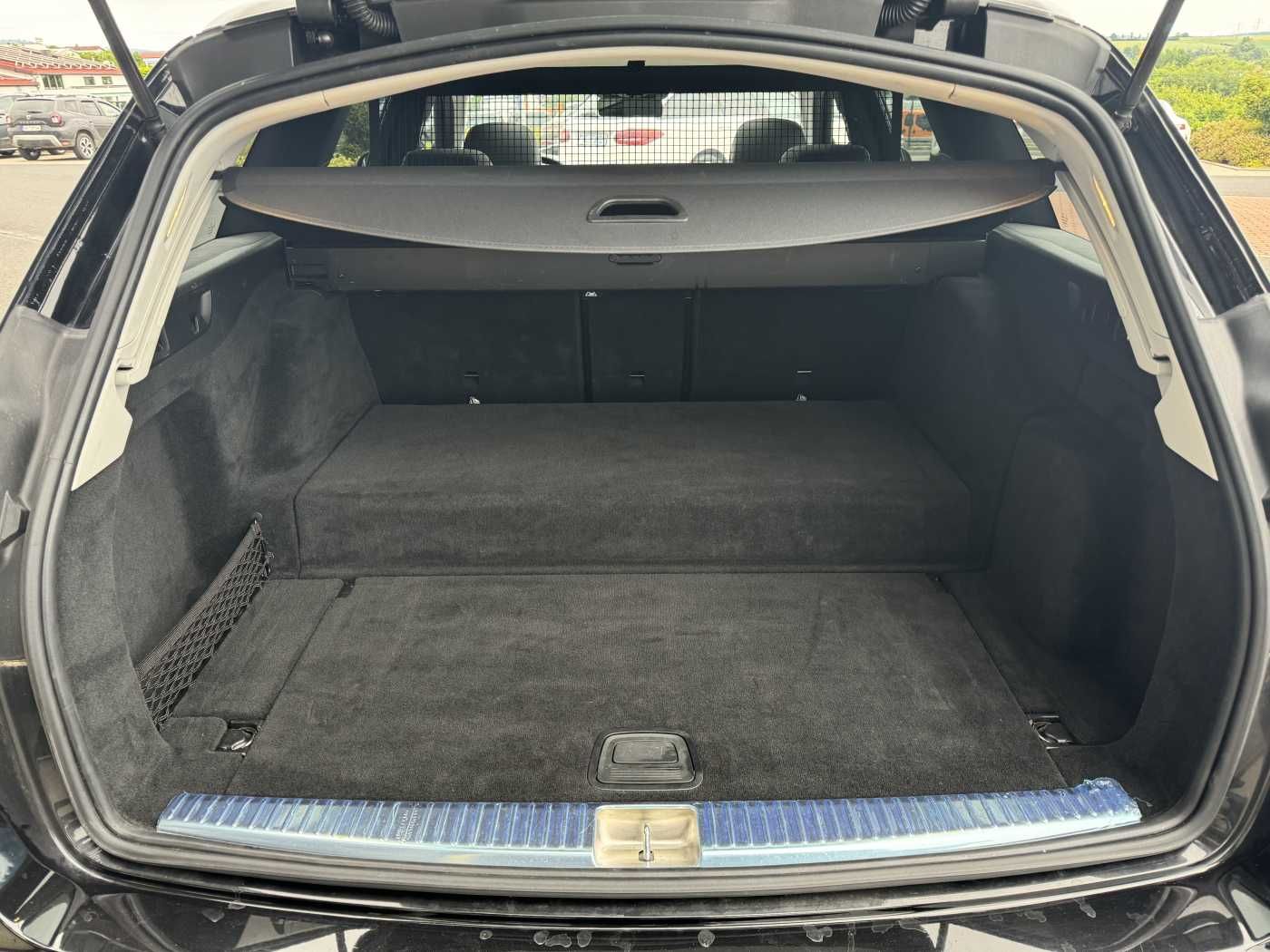 Fahrzeugabbildung Mercedes-Benz E 300de T AMG+Pano+DistrPlus+Night +AHK+360+Ambi