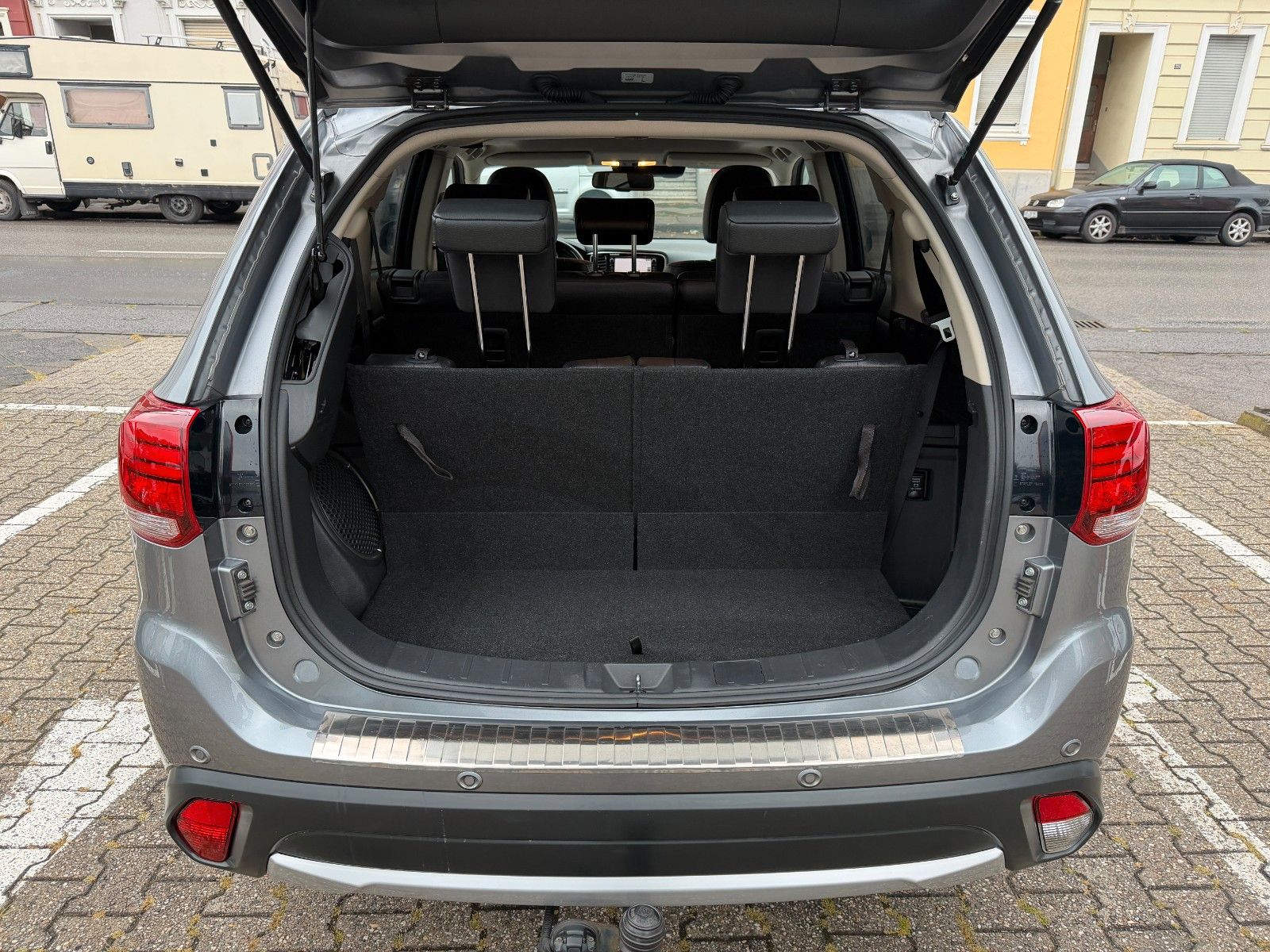 Fahrzeugabbildung Mitsubishi Outlander Top 4WD 7-SITZER AHK LEDER NAVI KAMERA