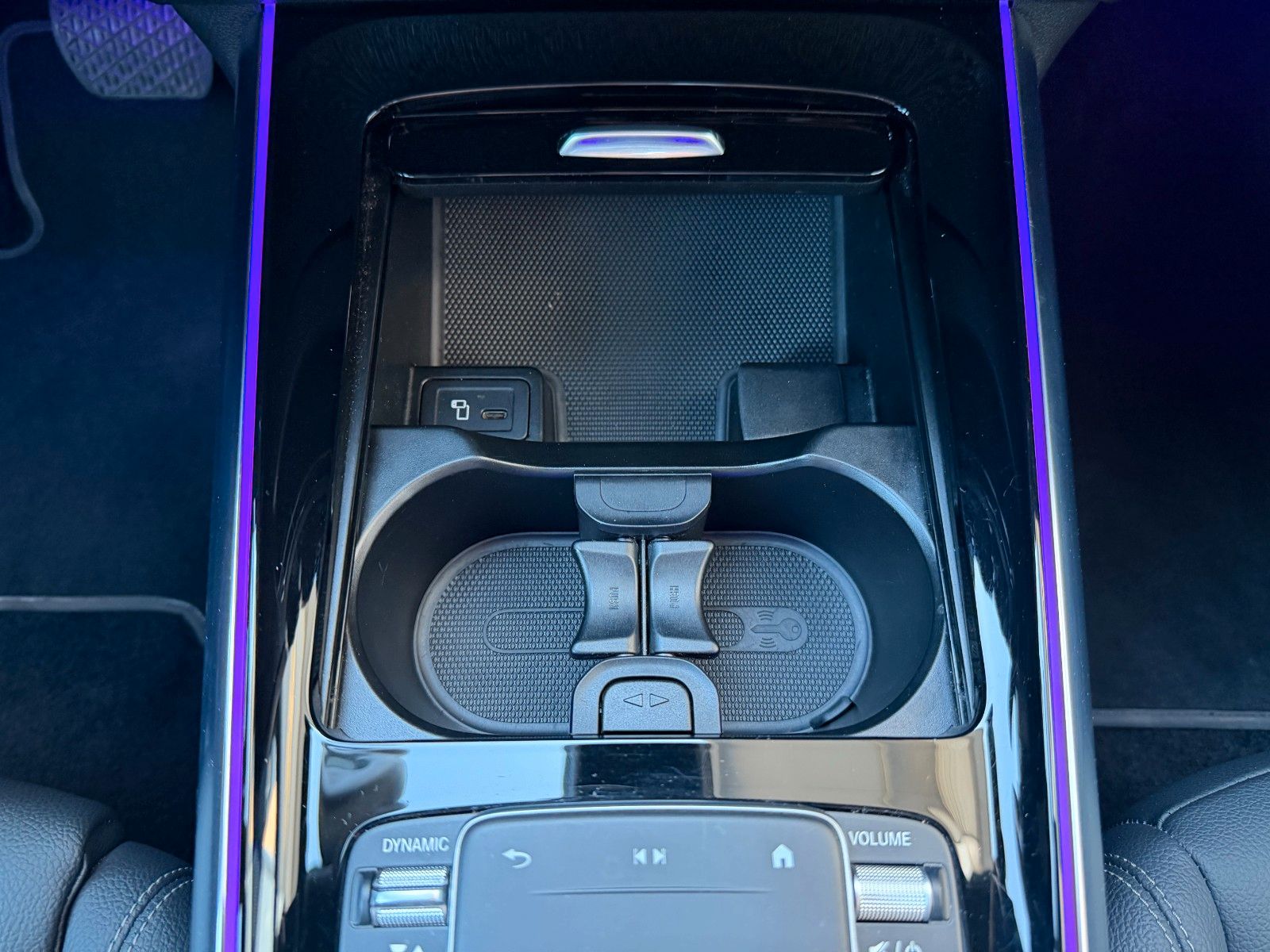 Fahrzeugabbildung Mercedes-Benz EQA 300 4M Progressive+Ambiente+Night+19`+TotW