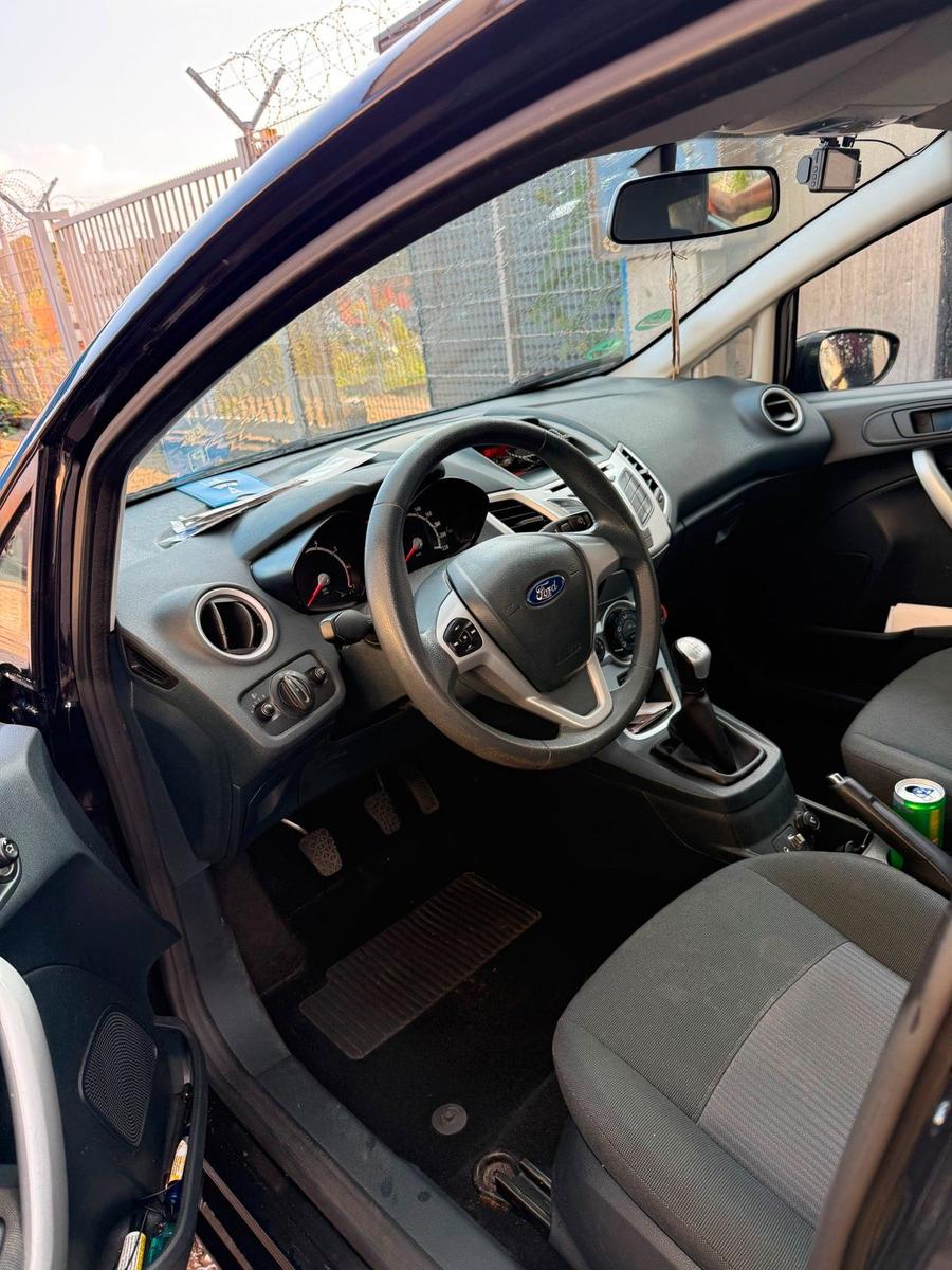 Ford Fiesta 2012 — interior
