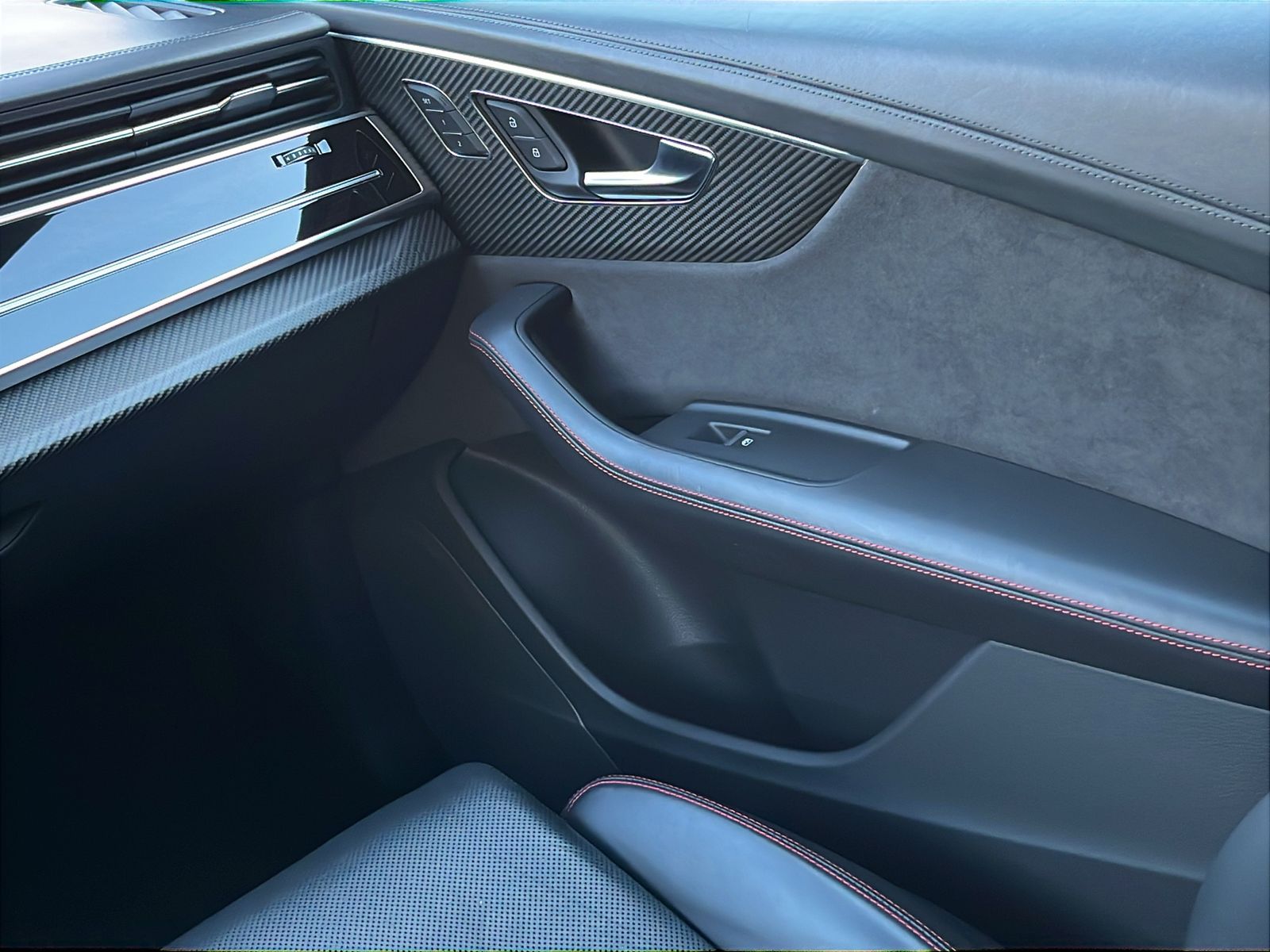 Fahrzeugabbildung Audi RSQ8 4.0 TFSI quattro*Keramik*HUD*23"*Stdhzg**