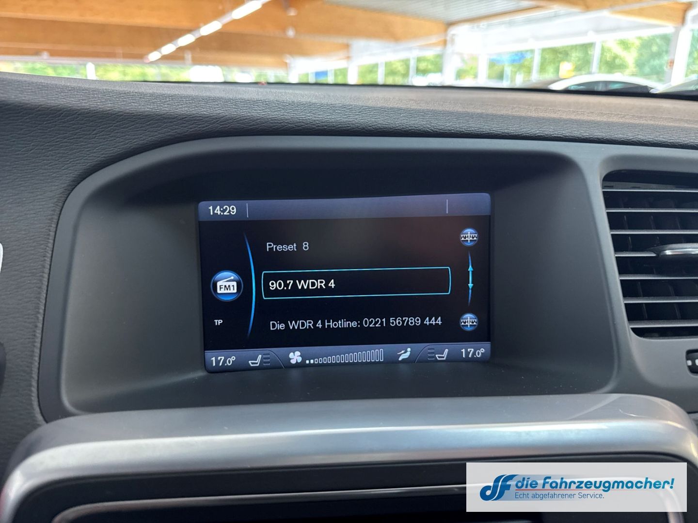 Fahrzeugabbildung Volvo V60 Kombi Momentum D3 Navi Klimaautom Musikstrea