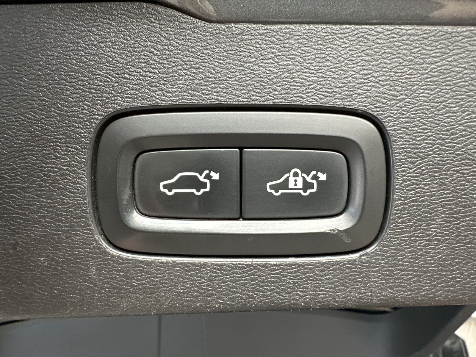 Fahrzeugabbildung Volvo V60 T8 AWD Twin Engine R-Design NAV+LED+AHK+360°