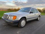 Mercedes-Benz Mercedes 124 ,250 Diesel, Oldtimer - silberne Mercedes-Benz 250