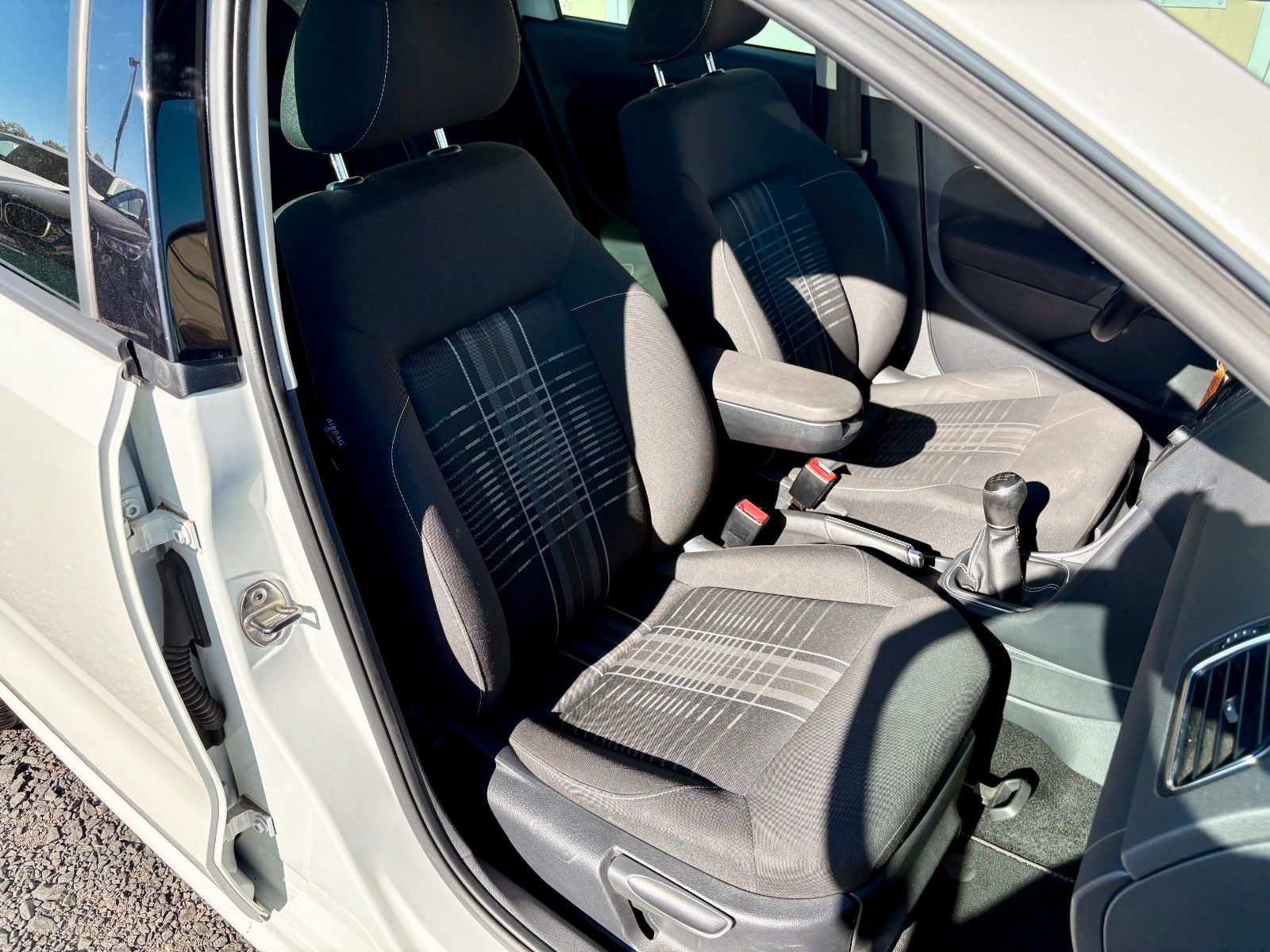Fahrzeugabbildung Volkswagen Polo V Lounge 1.2 TSI 81kW LED Glasdach PDC Spor