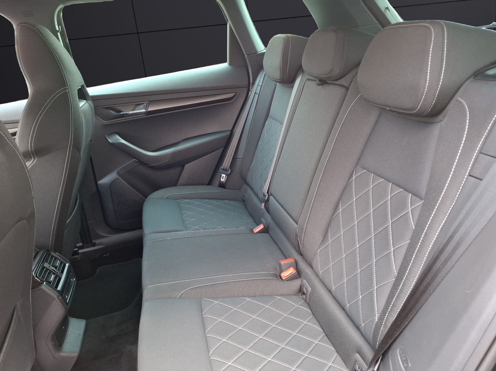 Fahrzeugabbildung SKODA Karoq TSI Sportline DSG 4x4 LED AHK Navi PANO AC