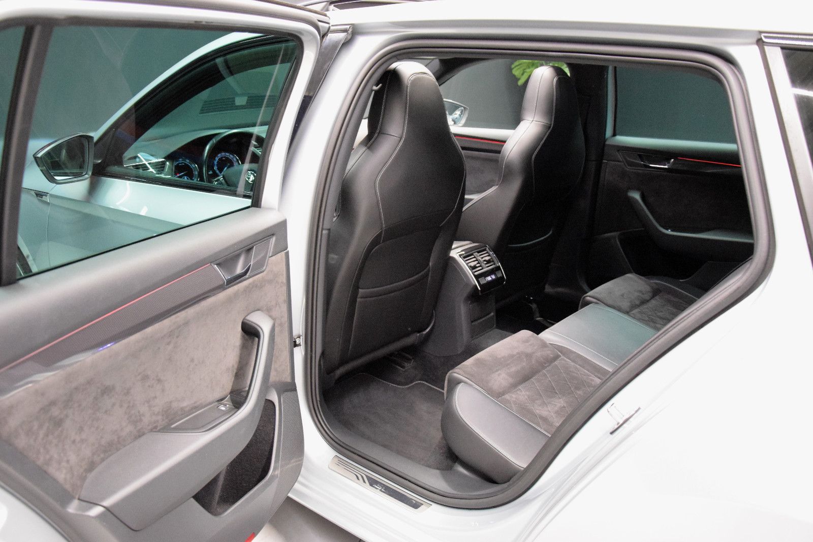 Fahrzeugabbildung SKODA Superb Combi Sportline DSG Pano. Bi-Xenon Memory