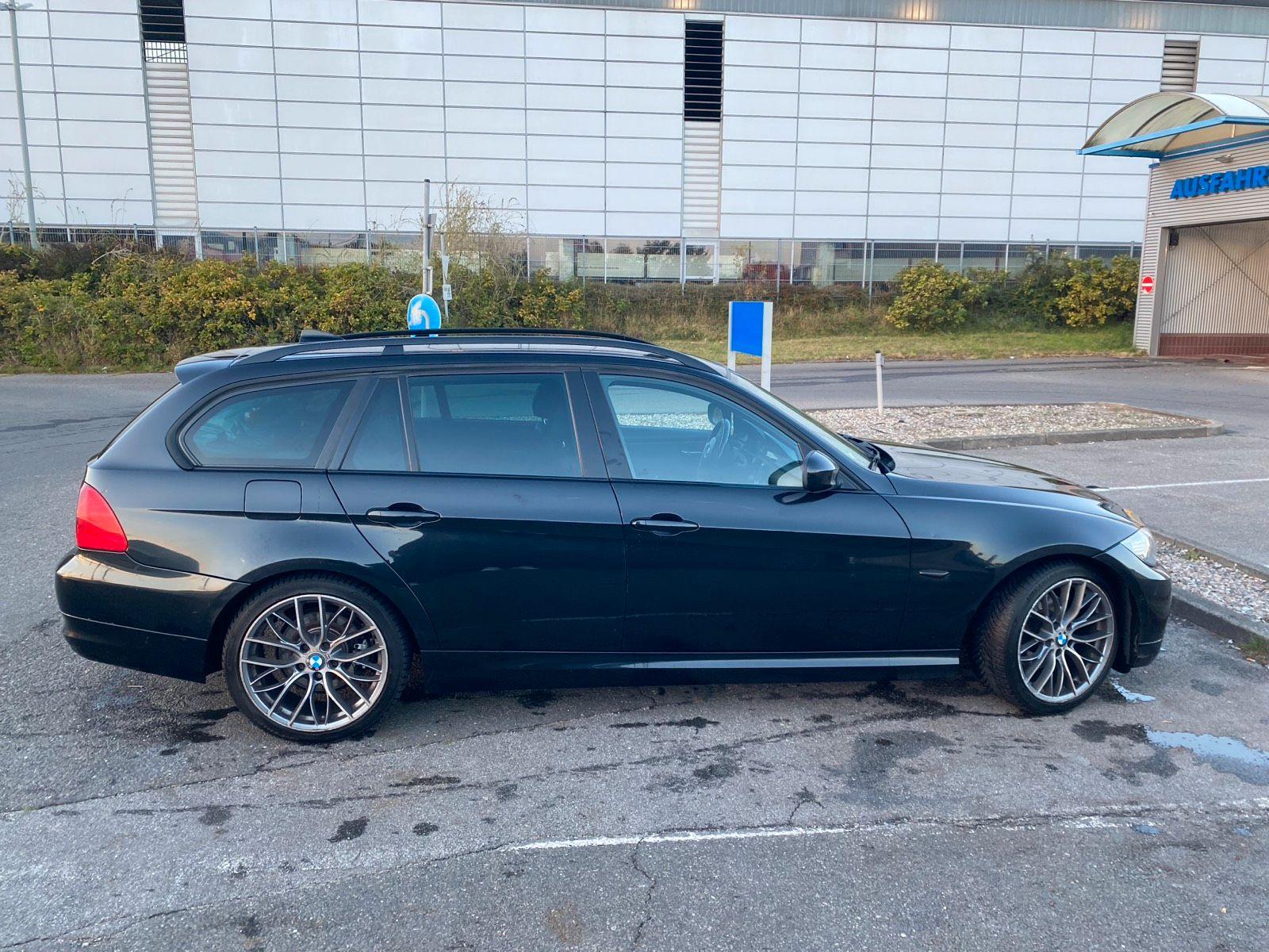 BMW 318 2009 — engine 143 HP (105kW)