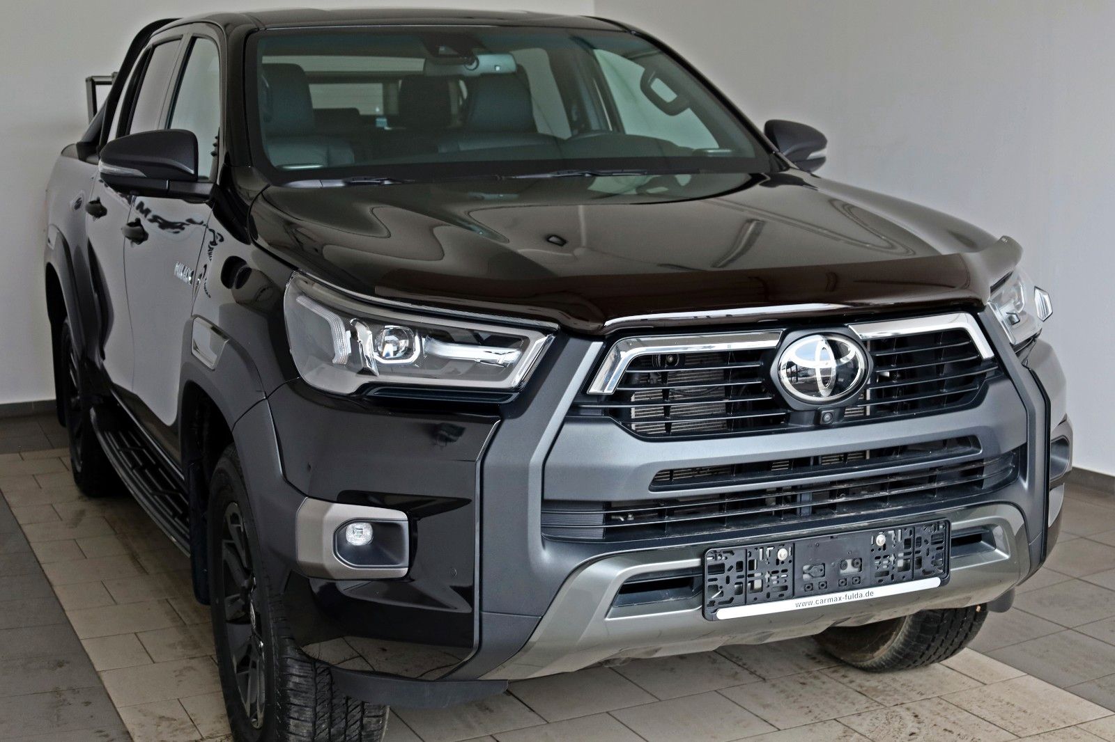 Fahrzeugabbildung Toyota Hilux 2.8 D-4D Invincible, Rollbügel, Rollo, AHK