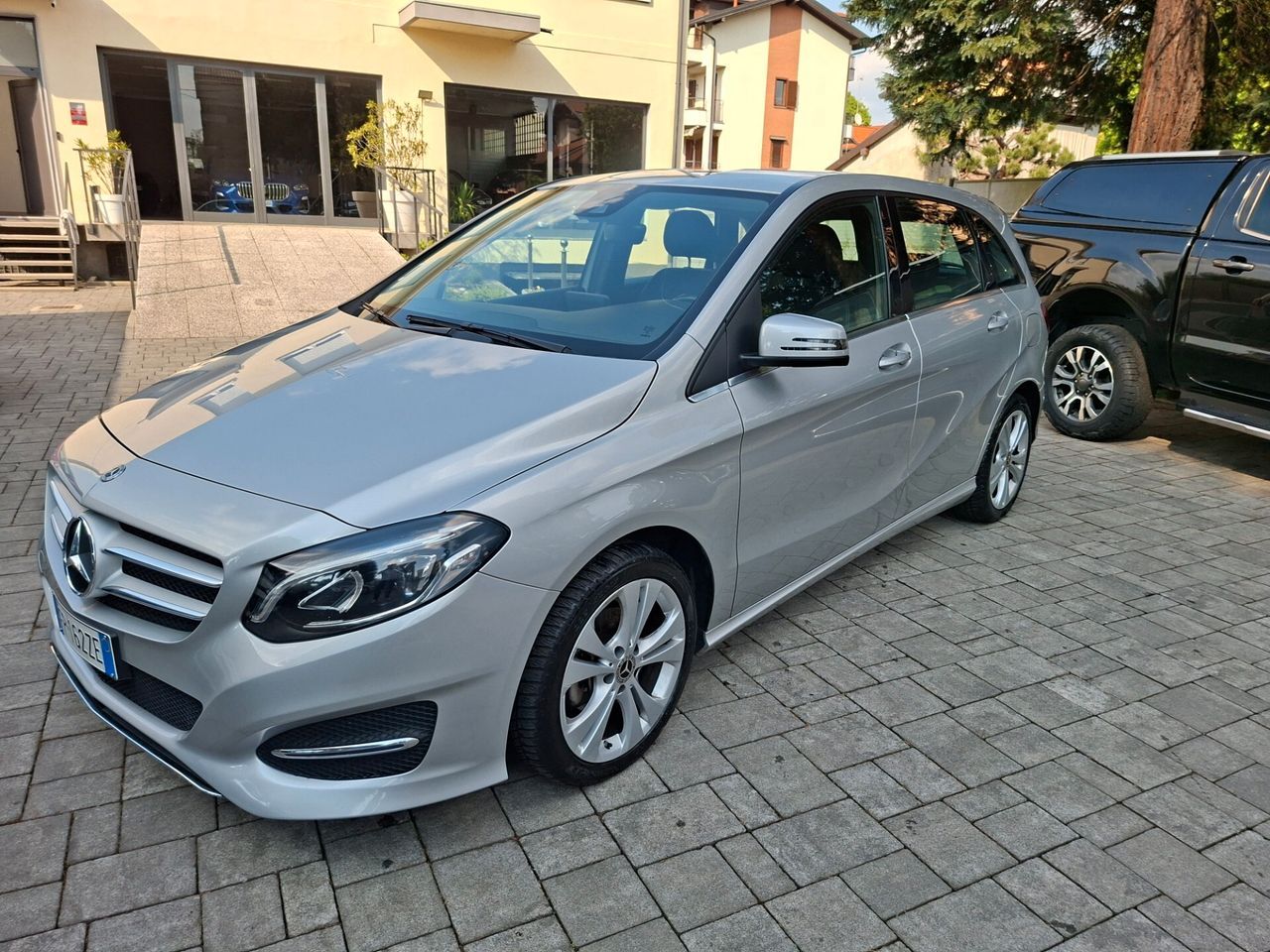 MERCEDES-BENZ B 180